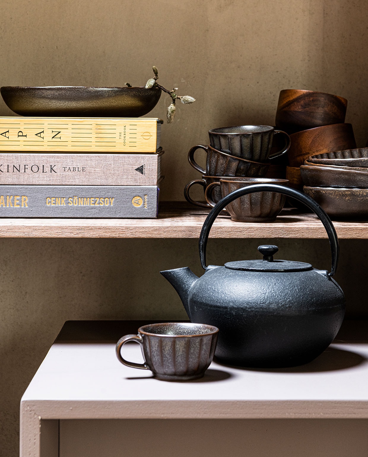 Zwarte theepot Pure van Serax, espressokopjes Inku van Serax, schalen Inku van Serax (vtwonen.nl). Overig privébezit. vtwonen 03-2021 | Styling Kim van Rossenberg | Uitvoering Richard van Meerveld | Fotografie Sjoerd Eickmans