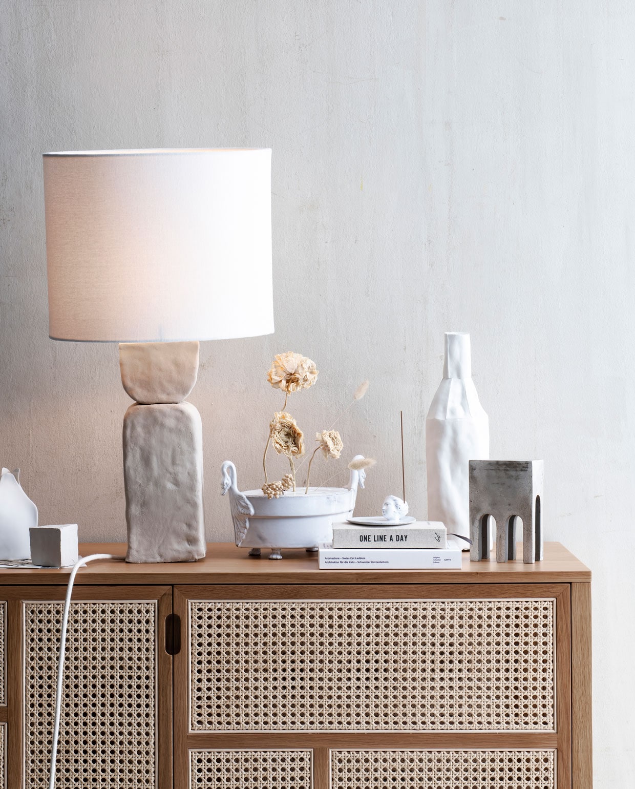 Snoer per meter € 4,20, fittingringen per stuk € 0,65, fitting met buitendraad € 1,75, lamp € 5,99, stekker € 1,75, draadeinde per meter € 4,89 (snoerboer.nl). Lamp waarvan kap is gebruikt € 89,99 (zarahome.com). Kast € 1858,-, witte hoge vaas € 175,-, (edha-interieur.nl). Vaas links € 11,50, (bijenkorf.nl). Kaart pak van 8 € 24,95 (sukha.nl). Droogtakjes prijs op aanvraag (tuinvanjudith.wordpress.com). Vaas met zwanenkopjes € 329,-, wierookhouder € 69,-, wierook € 35,-, boek One line a day €19,95 (maisonnl.com). Boek onderop € 40,-, grijze siervorm € 145,- (frozenfountain.nl). Overig privébezit. vtwonen 08-2020 | styling Liza Wassenaar | fotografie Louis Lemaire