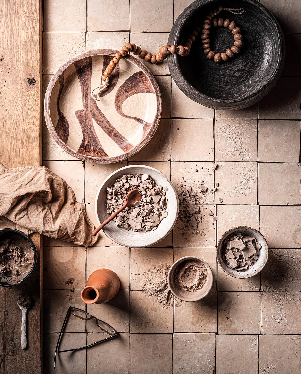 Tegels Platta Naturel, 10×10 cm (designtegels.nl). Lepel DIY-project van klei (artsandcrafts.nl). Schaal uit set van 3 van Madam Stoltz (deens.nl). vtwonen 03-2021 | Styling Marlies Does | Fotografie Sjoerd Eickmans