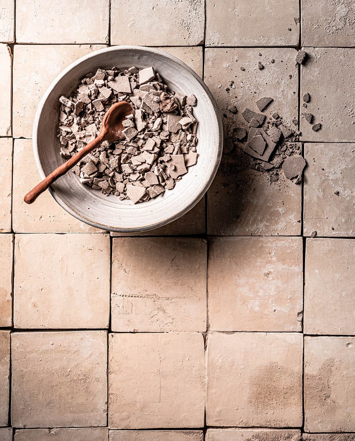 Tegels Platta Naturel, 10×10 cm (designtegels.nl). Lepel DIY-project van klei (artsandcrafts.nl). vtwonen 03-2021 | Styling Marlies Does | Fotografie Sjoerd Eickmans