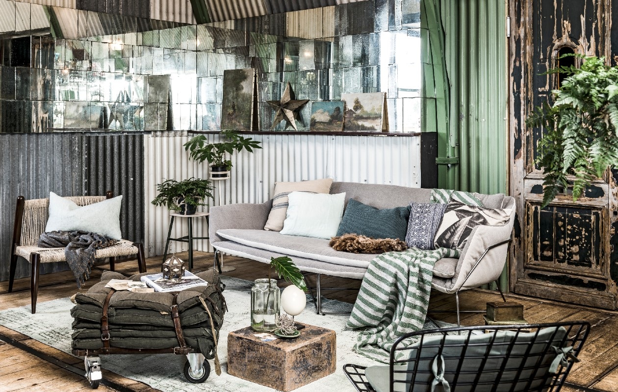 Vloerkleed, 275×184 cm € 590,- (Rozenkelim). Gevlochten stoel Wrap van Madam Stoltz, mint kussen van By Mölle, 40×60 cm € 59,95, kruk van House Doctor, 48×35 (hxØ) € 129,99, beige bank Anselm van Pomax, 208x98x75 cm (lxbxh) € 1940,- (www.vtwonen.nl). Oude portretkaarten € 4,50 (De Weldaad). Boek Rock the shack € 39,90 (Six and Sons). Roomwitte standaard € 20,- (Burbri Antiek). Oude schilderijtjes vanaf € 5,-, bruine schapenvacht € 65,-, glazen vaas € 15,-, houten doos € 20,- (Van Dijk &amp; Ko). Ster € 49,95 (Anna+Nina). Beige gestreept kussen, 50×50 cm € 23,99, kussen met print, 50×50 cm € 23,99, zwart-wit kussen, 50×50 cm € 23,99, gestreepte plaid, 130×170 cm € 119,99 (Sissy-Boy). Mint kussen, 50×50 cm € 45,-, groen kussen € 79,- (By Mölle). Struisvogelei € 45,- (Six and Sons). Blauw plaid en oud doosje privébezit, poef op wielen, groen bordje en zwarte metalen stoel privébezit Hangar Amsterdam. vtwonen 04-2017 | styling Liza Wassenaar | fotografie Sjoerd Eickmans