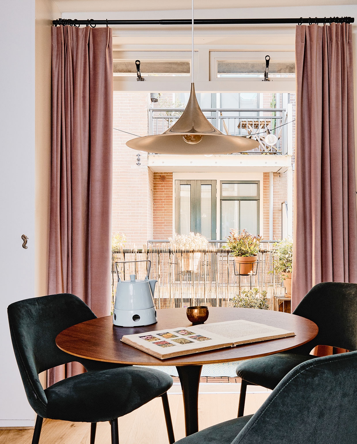 Vloer eiken lamelparket van Stox, muurverf Jofel van Praxis, gordijnen Veneta. Eettafel en stoelen Loods 5, theepot Arzberg, mok kringloop. Lamp Van Ons, Schilderij Tagotee vtwonen 02-2021 | Productie Coco Features | Fotografie Roos Oosterbroek