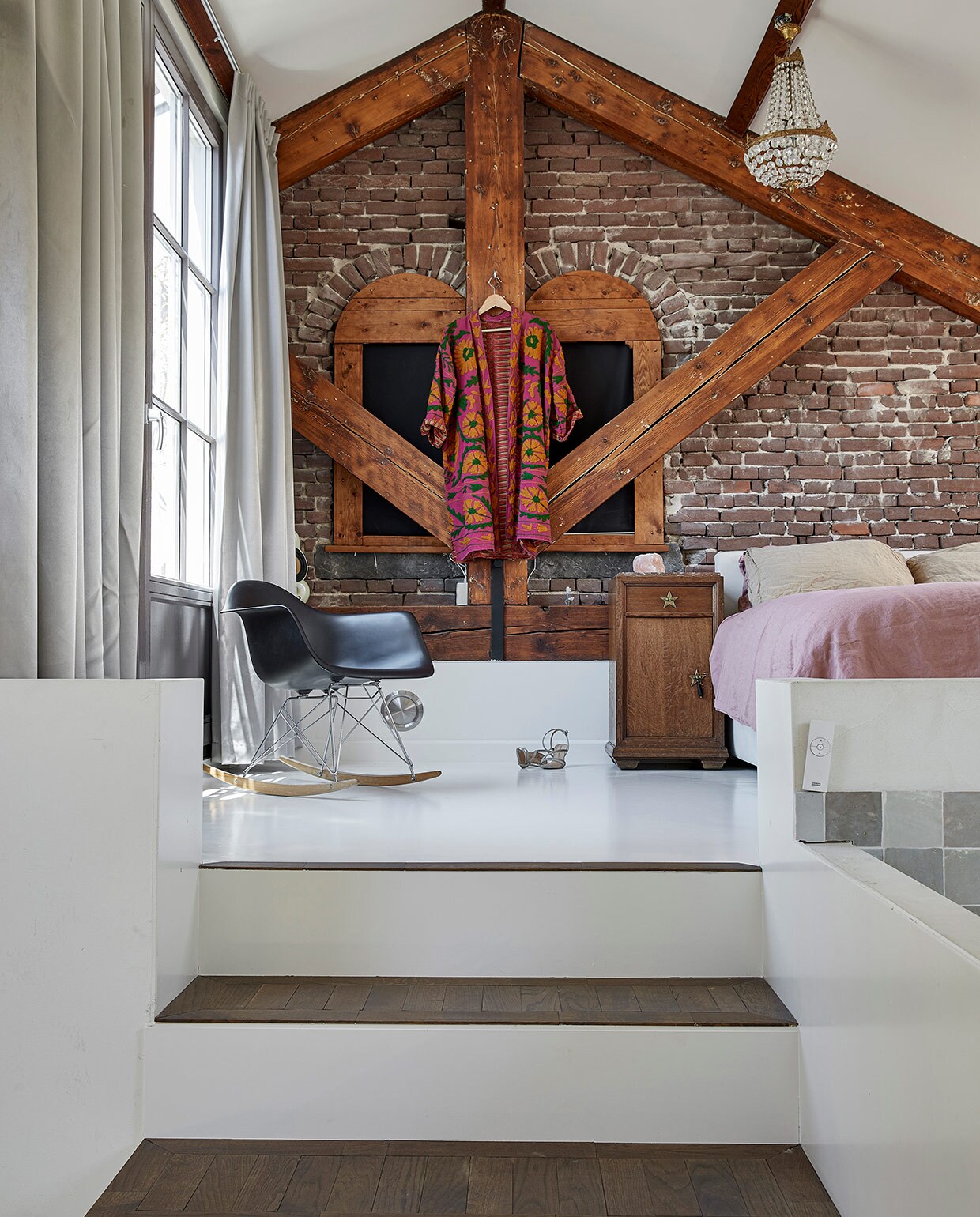 Nachtkastje Van Dijk &amp; Ko. Beddengoed H&amp;M Home. Himalaya-lamp Noordermarkt. Eames-stoel van Vitra. Gordijnen Decoline. Kroonluchter Amsterdam Yard Sale. Vintage jas @donebymyselfblog. Betonnen gietvloer wit geschilderd., , , , vtwonen 02-2021 | Productie Coco Features | Styling Emmy van Dantzig | Fotografie Peggy Janssen | Tekst Adeline Mans