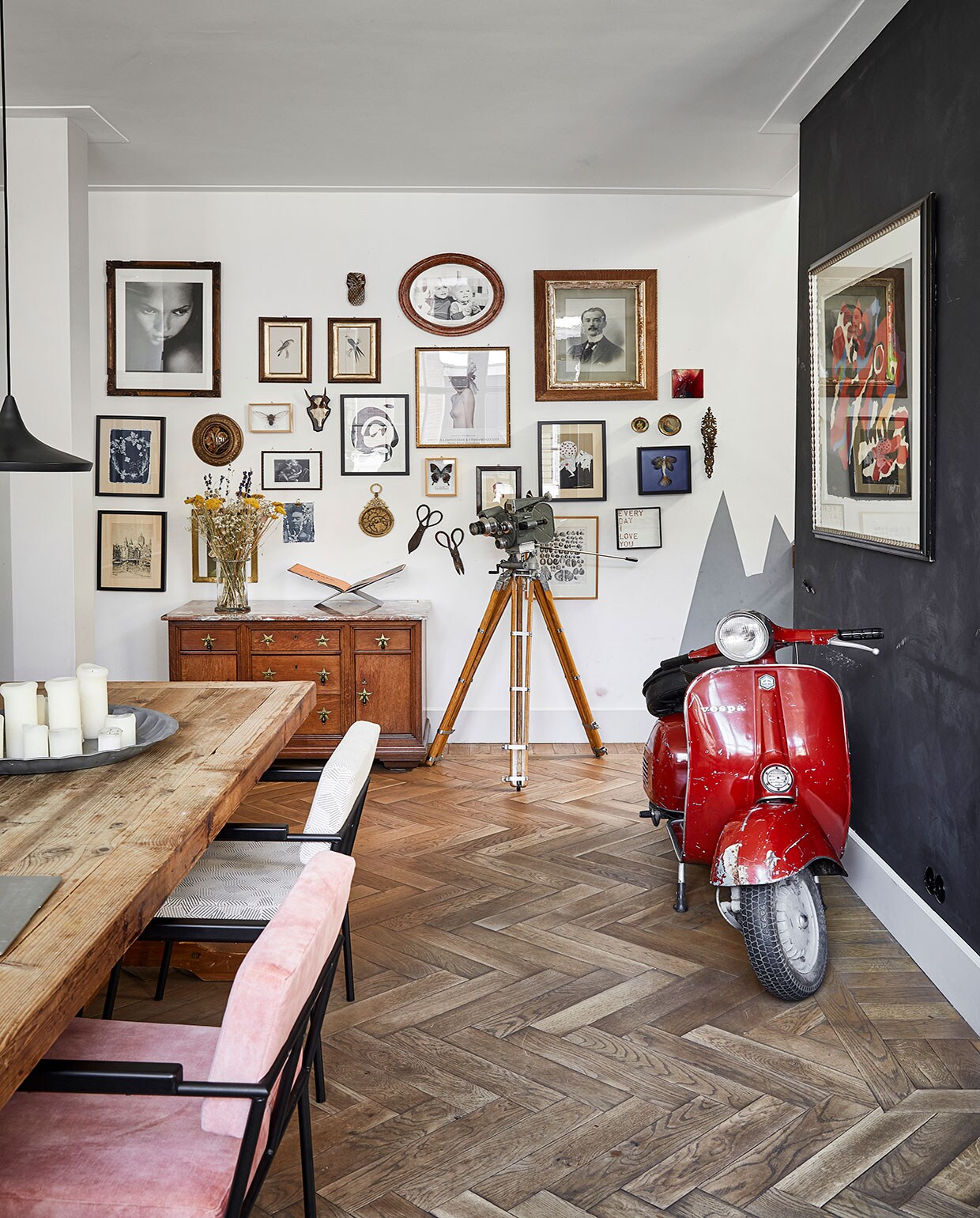 Muurverf Leliewit van Histor en Graphite van CarteColori. Vloer groothandel. Scooter gekregen van Richards vader. Kast Van Dijk &amp; Ko, boekenstandaard Mendo. Camera boedelverkoop. Aan de muur v.l.n.r. Ananas Anna+Nina. Schilderij met vogel Venduhuis de Eland. Ronde lijst Amsterdam Yard Sale. Ingelijste foto uit boedelverkoop. Rode tegel tweedehands. Zwart-wit schilderij Cate Adriana. Ingelijste poster Inez &amp; Vinoodh via Moam. Schilderij op karton Kunsthaus Tacheles. Ronde werken erfstukken. Blauw werk zeemeermin gekocht van bovenbuurvrouw. Kandelaar kringloop. Zonnewijzer gekocht in Marokko. Lijst met vlinder Stenelux. Scharen boedelverkoop. Werk David Bowie Moma Londen. Print schelpen gekregen. Print Anna+Nina. Vazen in de keuken Pols Potten. Servies HKliving en vintage. Wandtegels Piet Jonker., , , vtwonen 02-2021 | Productie Coco Features | Styling Emmy van Dantzig | Fotografie Peggy Janssen | Tekst Adeline Mans