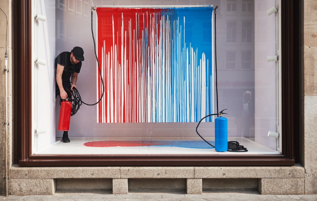Kunstenaar Rutger de Vries aan het werk in een etalage van de Bijenkorf Werk: Rutger de Vries, fotograaf Mark Kuipers