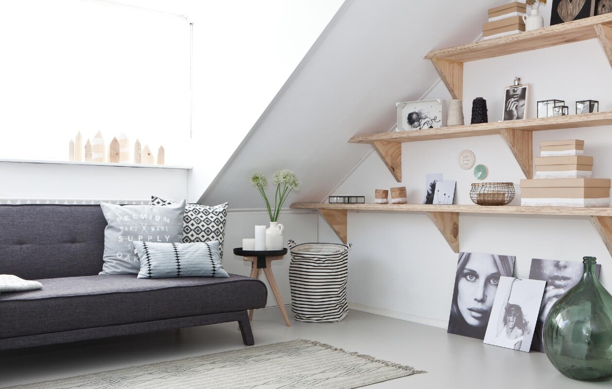 Planken zijn gemaakt van underlayment, 2 platen op elkaar gelijmd, plaat underlayment 244x122 cm, 18 mm dik per stuk € 29,95 Karwei. Opbergdozen set van 5 € 52,50 Serax. Kruik wit 10 cm € 8,95 vtwonen. Wit geschilderd mandarijnenkistje met zwart elektriciteitsdraad/installatiedraad € 4,49 Karwei. Kleine huisjes van fimo-klei 56 gram € 2,20 Pipoos. Grote klossen draad € 22,50 The Cherry on Top. Canvas kaart 14x20 cm, set van 9 stuks € 22,95 www.viamartine.com. Transparante opbergdozen Grazia set van 3 € 20,40 en transparante opbergdoos Grazia 5x15 cm € 22,50 Casa Vivante. Witte vazen van porselein met opdruk libelle, 7x32 cm € 9,95, 9x17 cm € 4,95 Karwei.  zakjes van Serax 10 cm € 5,99 / 13 cm € 8,99 vtwonen . Afbeeldingen op forex 15x15 cm € 8,95 en poster op forex € 22,95 viamartine. Bordjes aan de wand € 15,- All the Luck in the World. Draadmand  27x11 cm € 13,26 en fotolijst 10x15 cm € 13,75 van Madam Stoltz. Groene vaas van gerecycled glas 27x42 cm € 21,95 Karwei.  Slaapbank Yoko zwaangrijs, 180x90x78 cm € 249,- Made. Kussenhoes met tekst 50x50 cm € 4,99, zwart-wit kussen 50x50 cm € 4,99 H&amp;M. Kussenhoes graphic 30x50 cm € 17,95, bijzettafel Flip Around van Menu € 189,95, witte kruik 13 cm € 14,95, opbergmand zwart-wit gestreept € 12,95 en vloerkleed Lines 90x200 cm € 89,95 House Doctor. Kaarsen vanaf € 2,- Hema. Rolgordijn kleur 833 wit, 210x190 cm € 70,99, kliklaminaat vtwonen Loft kleur Kiezel 1,86 m² € 44,63 Karwei. vtwonen 08-2015 | styling Kim van Rossenberg | fotografie Barbara Kieboom