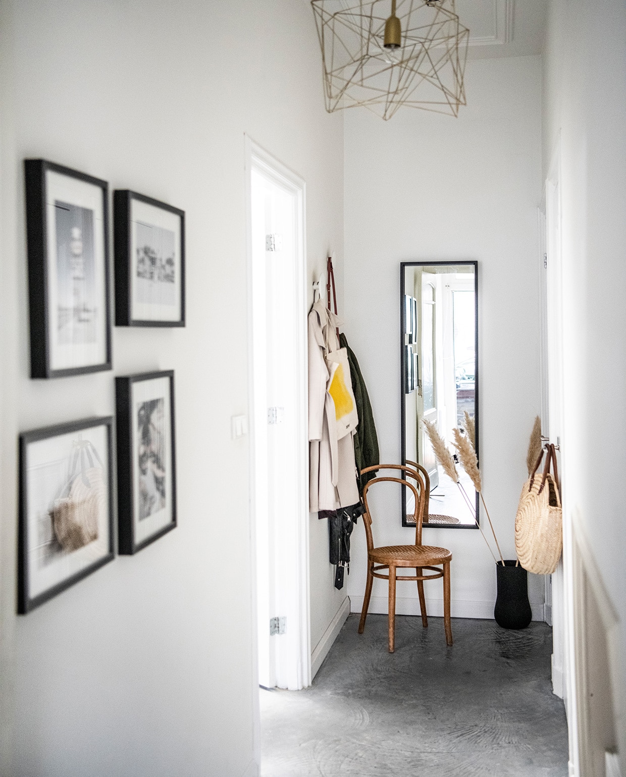 Stoel Thonet vintage, herkomst vaas onbekend, spiegel en fotolijsten Ikea, hanglamp HKliving, tas Dille &amp; Kamille. vtwonen 02-2021 | Productie Insidehomepage | Styling Esther Jostmeijer | Fotografie Louis Lemaire