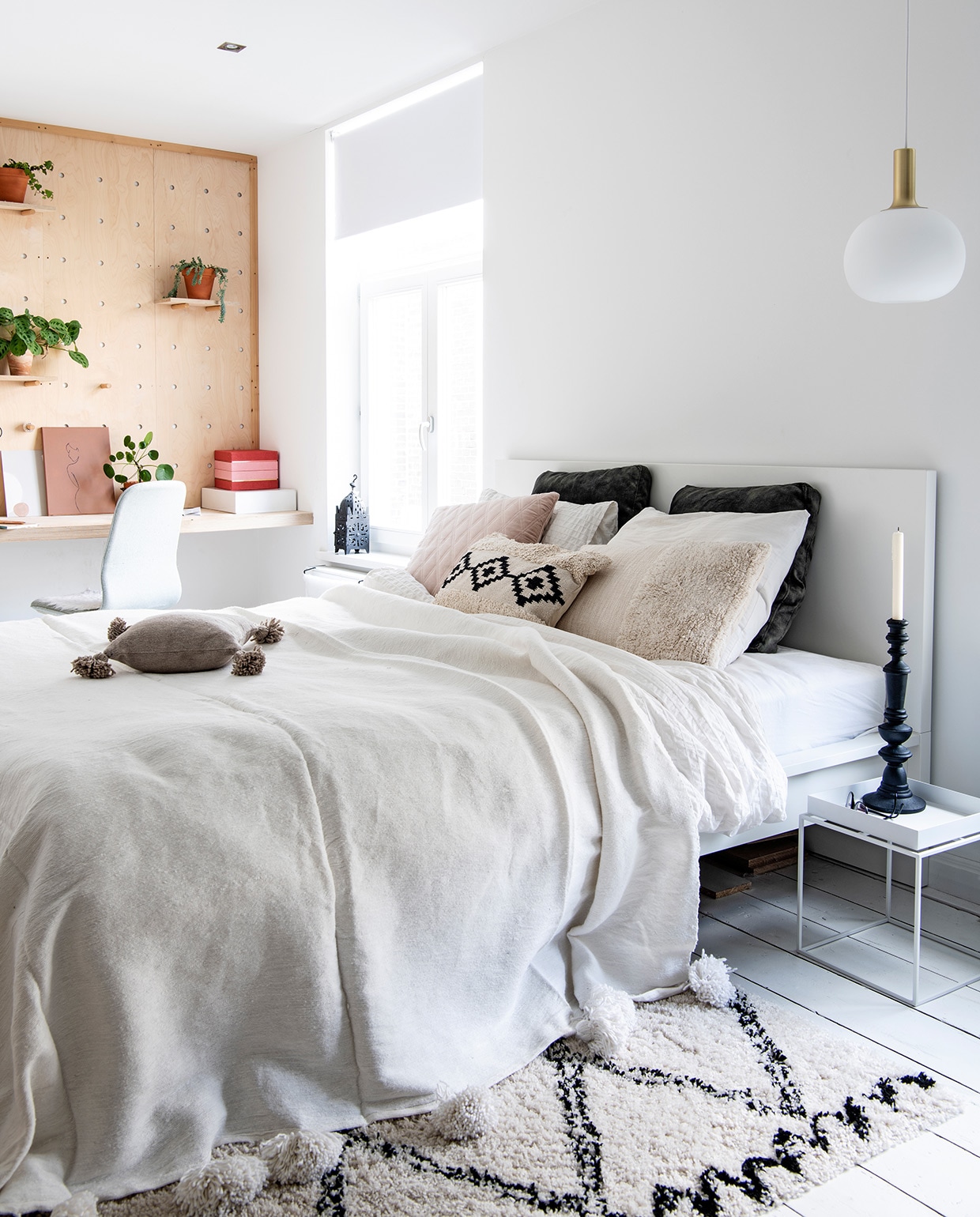 Pegboard en planken zelfgemaakt, accessoires op planken voornamelijk gekregen van ouders en grootouders. Vloerkleed Karwei, planten tuincentrum, bed en bureaustoel Ikea. Sprei El Ramla Hamra, hanglamp Nordlux, nachtkastje Hay. Herkomst overige onbekend. vtwonen 02-2021 | Productie Insidehomepage | Styling Esther Jostmeijer | Fotografie Louis Lemaire