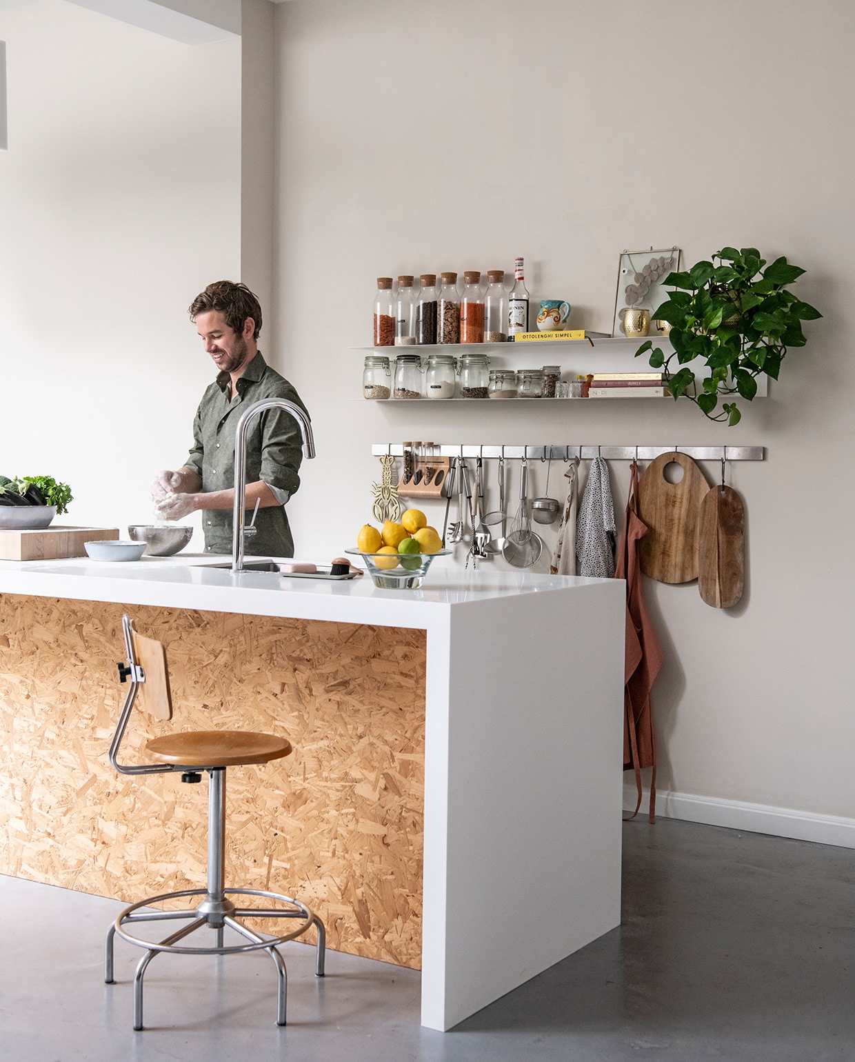 Muurverf Sandy Beach van Flexa. Keuken op maat gemaakt door Houtwerk. Kasten van Kvik. Kruk vintage. Wandplanken, kruidenrek en rvs rails met haken Ikea. Snijplanken Xenos, theedoeken Sissy-Boy. Dikke snijplank Butler, grijze schaal HKliving, peper- en zoutmolens Muuto, vijzel Boska. vtwonen 02-2021 | Productie Insidehomepage | Styling Esther Jostmeijer | Fotografie Louis Lemaire