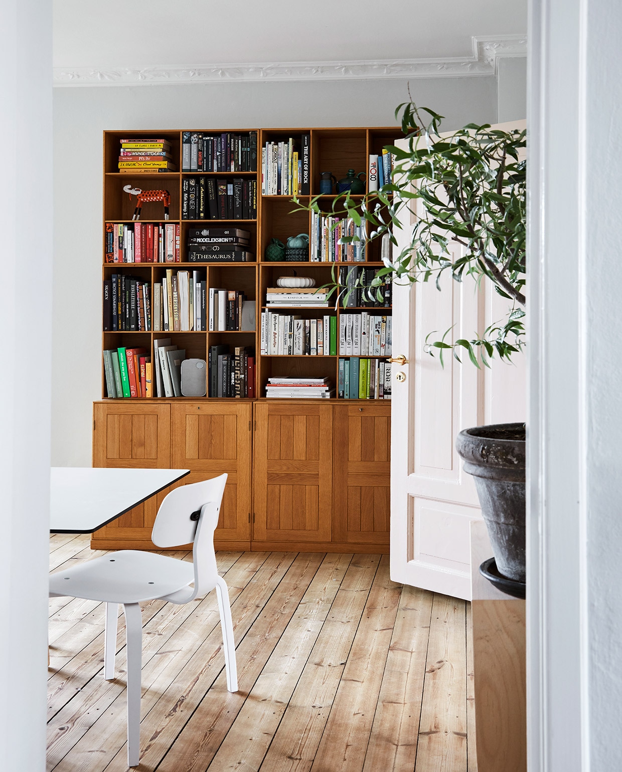 Witte stoel Kevi 2070 van Engelbrechts. vtwonen 02-2021 | Productie en fotografie Stine Christiansen | Styling Gitte Christensen