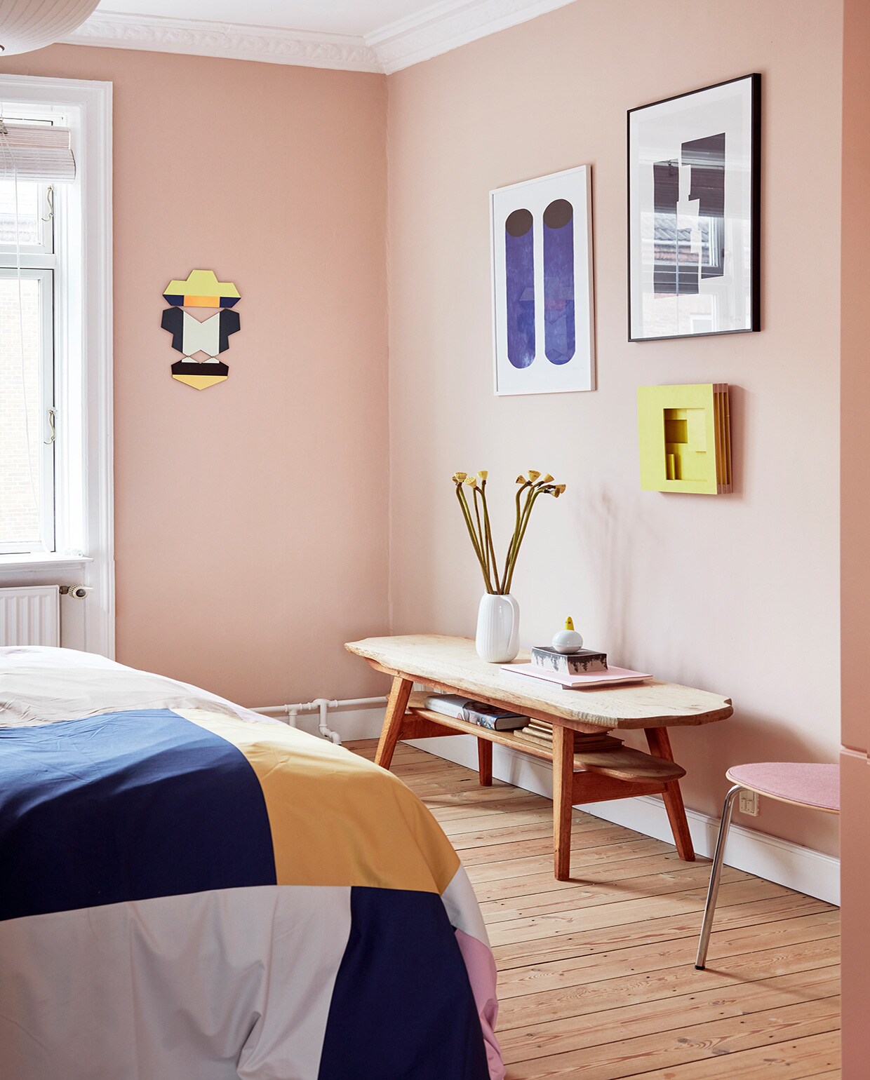 Muurverf Setting Plaster van Farrow &amp; Ball. Bank van vlooienmarkt in Skagen. Sprei A Hint of Neon. Posters The Poster Club, geel kunstwerk A Hint of Neon, herkomst witte kan onbekend. vtwonen 02-2021 | Productie en fotografie Stine Christiansen | Styling Gitte Christensen