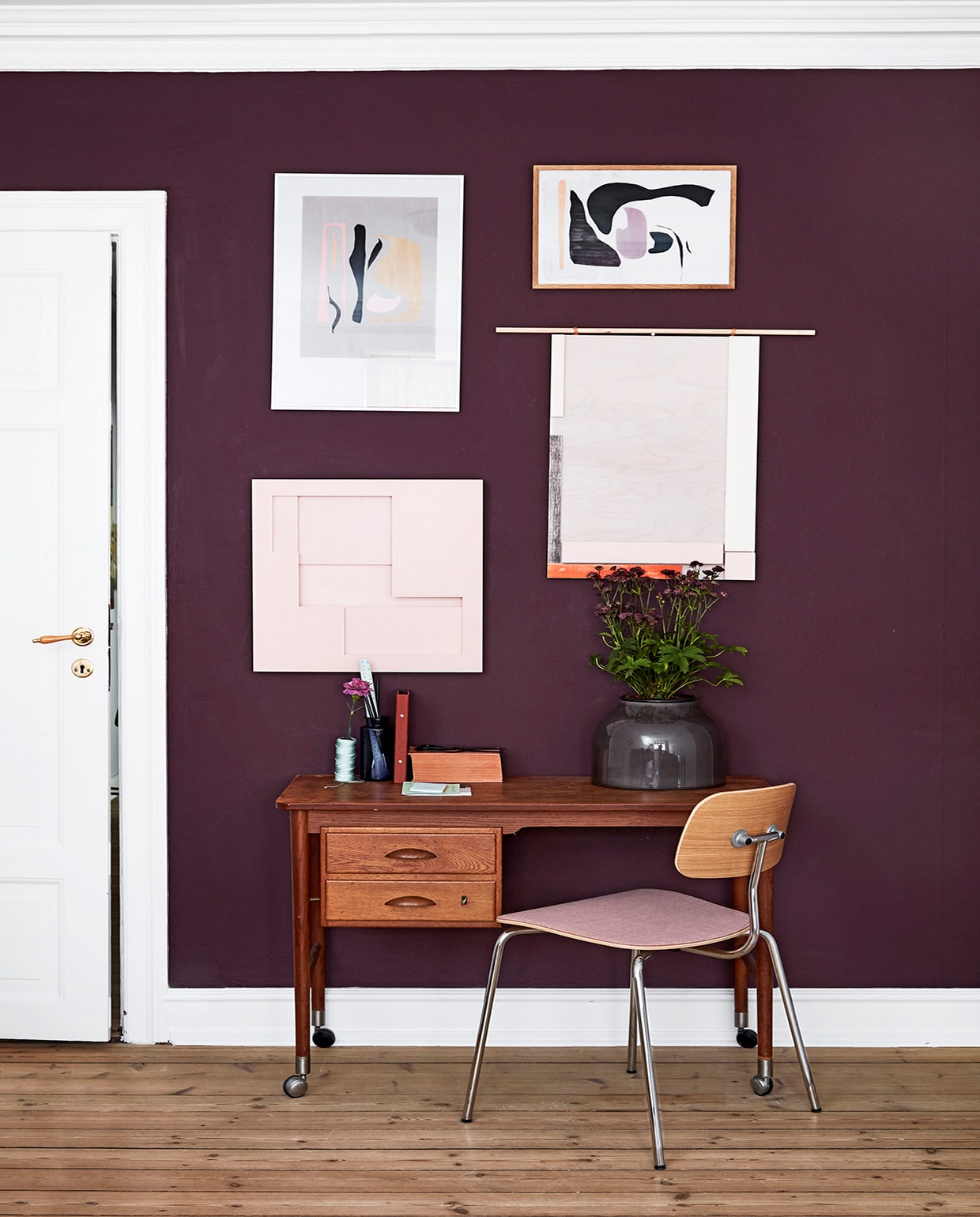 Muurverf Brinjal van Farrow &amp; Ball, bureau en stoel vintage Kevi, posters Meyer-Lavigne, houten kunst-werken A Hint of Neon, pot Kähler. vtwonen 02-2021 | Productie en fotografie Stine Christiansen | Styling Gitte Christensen