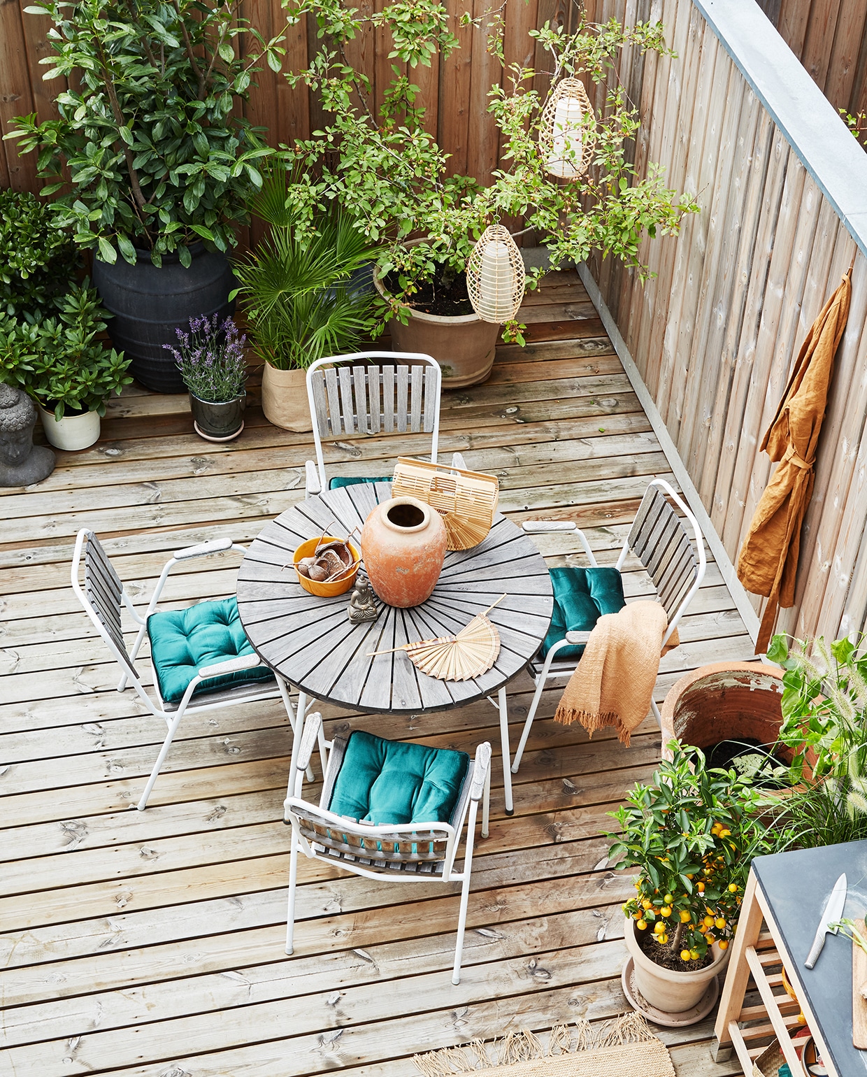 Door verschillende hoekjes te creëren, krijgt de tuin een geborgen sfeer. Gebruik planten om grenzen aan te geven en de aandacht naar je favoriete plek te trekken. Dit doe je door een grote groep planten neer te zetten zodat je blik er direct naar toe wordt geleid. vtwonen tuin special 2-2020 | styling Rikke Graff Juel | fotografie Anitta Behrendt