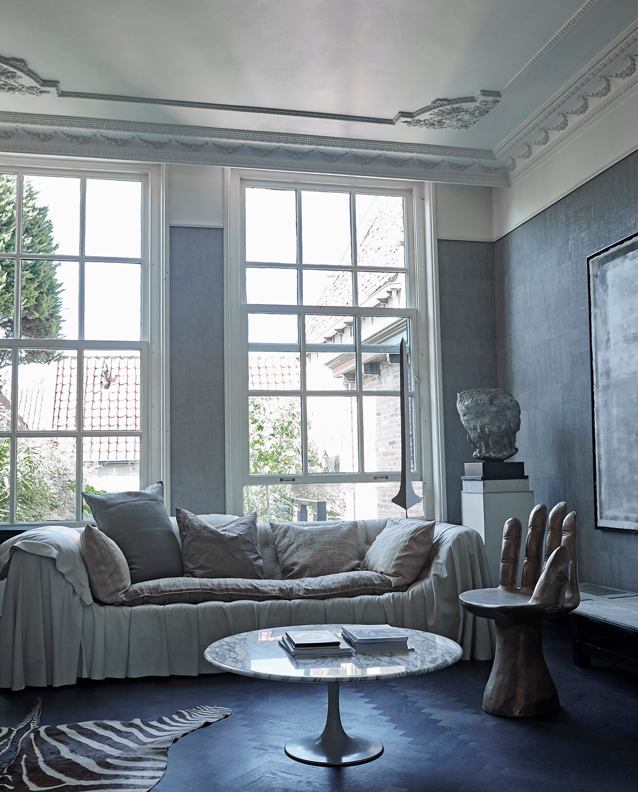Leren bank Bohémien van Busnelli, kussens op bank gemaakt van stoffen van Emery &amp; Cie. Stalamp Fortuny van Pallucco. Marmeren tafel Knoll, gouden stoel/hand Pols Potten, witte tv Bang &amp; Olufsen. Zebrahuid en kunstwerk Nrdrhvn91. vtwonen 02-2021 | Styling Marianne Luning | Fotografie Tjitske van Leeuwen | Tekst Simone Braaksma