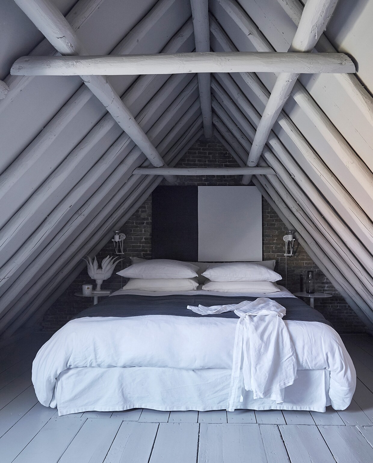 Balken en vloer geschilderd in RAL 7044. Linnen beddengoed H&amp;M en Suite702. Modular-lampen via BigBrands. Artwork , papier-maché object Mirjam Franken. vtwonen 02-2021 | Styling Marianne Luning | Fotografie Tjitske van Leeuwen | Tekst Simone Braaksma