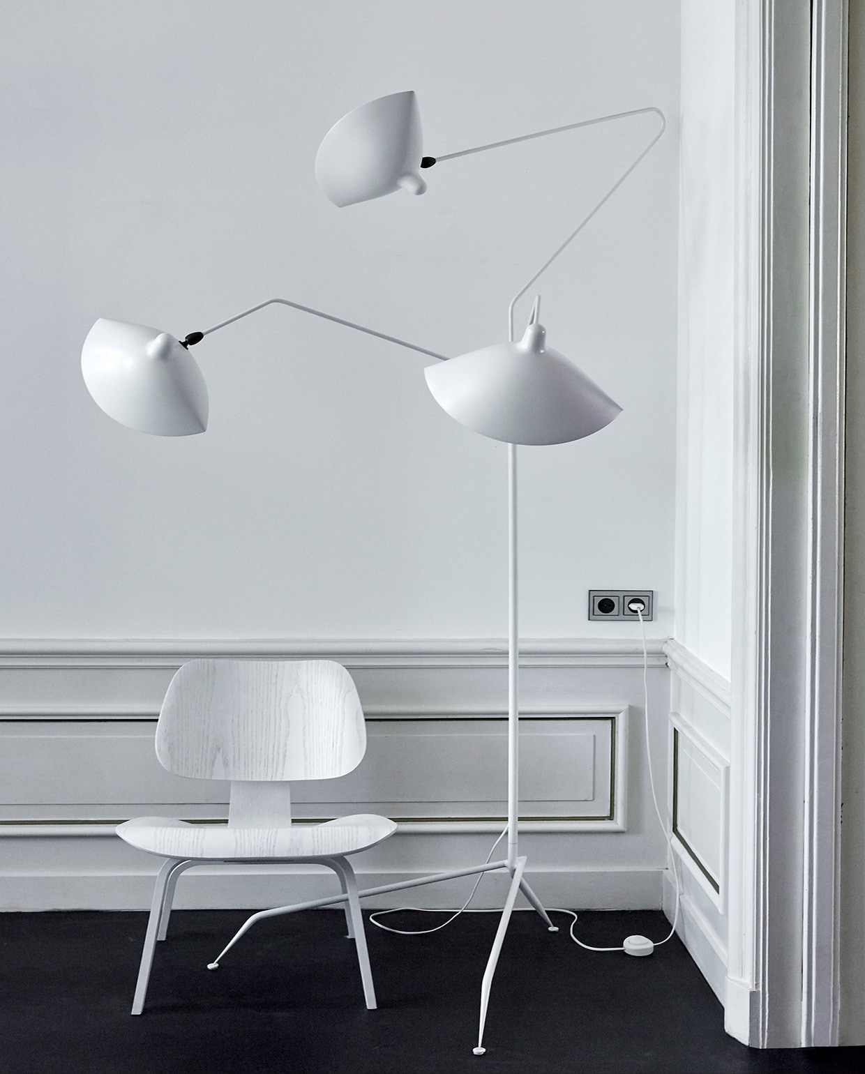 Stoel Plywood Vitra, witte stalamp Serge Mouille. vtwonen 02-2021 | Styling Marianne Luning | Fotografie Tjitske van Leeuwen | Tekst Simone Braaksma