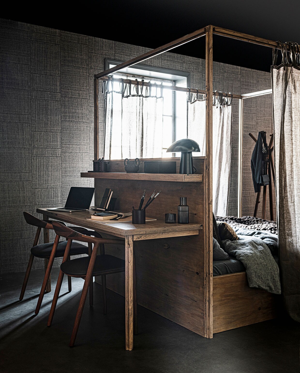 Vloer vtwonen Novilon Kwarts, 200 of 400 cm breed, per meter vanaf € 56,50 (vtwonen.nl). Behang Twine in kleur Warm Steel uit Cameo collectie, 0,70×8,5 m (bxl), per rol € 199,- (arte-international.com). Lakverf op raamkozijn Ground Pepper, per liter € 57,30 (pure-original.nl). Hemelbed en bureau prijs op aanvraag (com-anders.nl). Walnoothouten stoelen met leren zitting, per stuk € 853,- (kasstoor.nl). Leren organiser €96,-, dienblad met drie leren opbergers € 208,-, zwarte tafellamp € 162,- (coosdewitwonen.nl). Zwarte keramieken pot met twee handvaten € 45,- (studio-yen.nl). Houten kistje met deksel €24,99 (hm.com). Grijze glazen karaf met glas €33,90 (letoile.store). Gordijnstof Glenmoye in kleur Walnut van Designers Guild, per meter € 63,- (wva.com). Linnen dekbedovertrek in kleuren Slate en Pebble, per stuk vanaf € 139,-, linnen kussen-slopen in kleur Slate, per stuk vanaf € 28,- (bymolle.com). Wollen deken in kleur Chocolate Brown, 100×200 cm € 279,- (vachtvanvilt.nl). Notenhouten kapstok €855,- (vantil.nl). Vest €124,99, panterprint beha € 59,99, zwarte leren tas € 99,99 (twentyonewood.com). Overig privébezit. vtwonen 02-2021 | Styling Danielle Verheul | Fotografie Sjoerd Eickmans