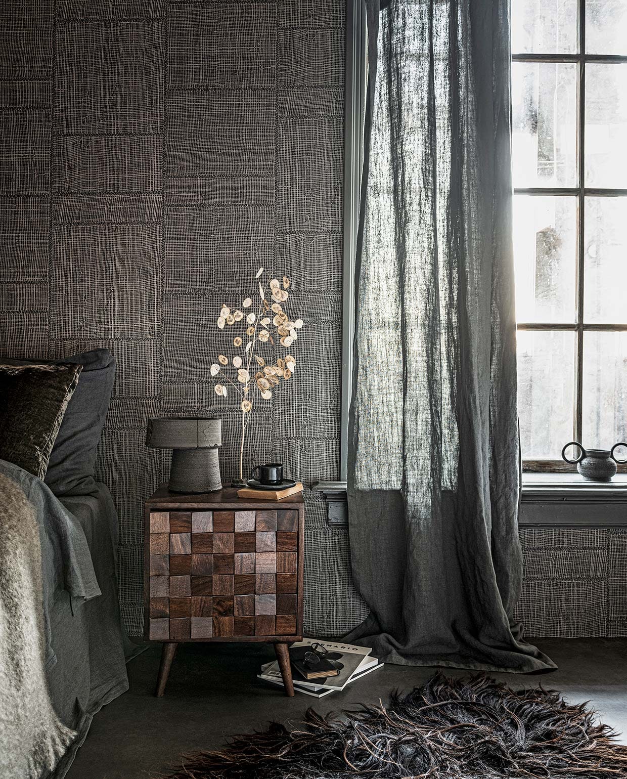 Vloer vtwonen Novilon Kwarts, 200 of 400 cm breed, per meter vanaf € 56,50 (vtwonen.nl). Behang Twine in kleur Warm Steel uit Cameo collectie, 0,70×8,5 m (bxl), per rol € 199,- (arte-international.com). Lakverf op raamkozijn Ground Pepper, per liter € 57,30 (pure-original.nl). Linnen dekbedovertrek in kleur Slate vanaf € 139,-, linnen kussensloop in kleur Slate vanaf € 28,-, mohair plaid € 199,- (bymolle.com). Grijs fluwelen kussen van William Yeoward € 96,-, gordijn gemaakt van stof Brera Lino in kleur Granite, per meter € 71,- (wva.nl). Houten nachtkastje €149,-(zarahome.com). Keramieken tafellamp €375,-, zwarte keramieken pot met dubbel handvat € 45,- (studio-yen.com). Zwarte kop en schotel € 9,99 (hm.com). Schapenvacht € 189,- (vachtvanvilt.nl). Overig privébezit. vtwonen 02-2021 | Styling Danielle Verheul | Fotografie Sjoerd Eickmans