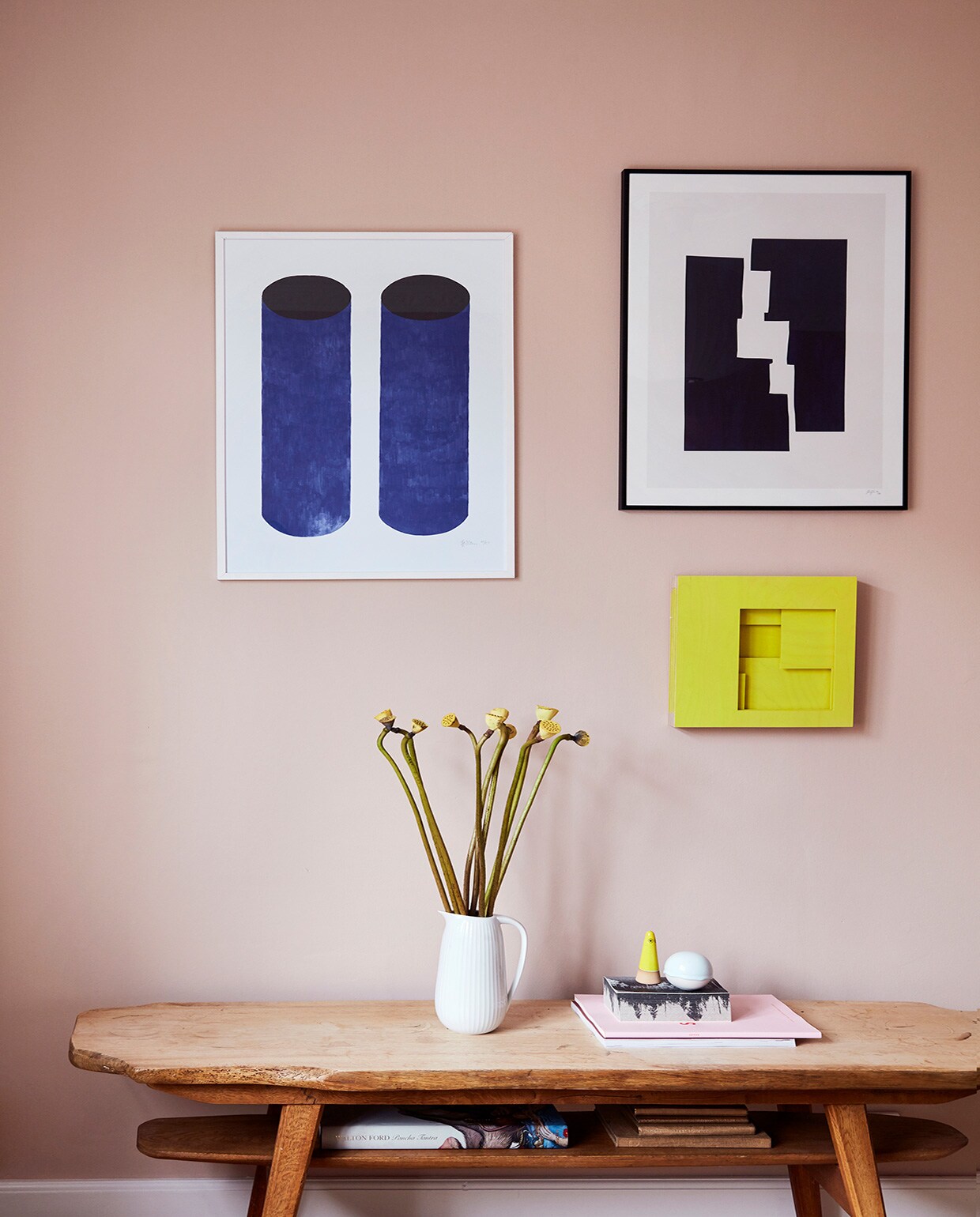 Muurverf Setting Plaster van Farrow &amp; Ball. Bank van vlooienmarkt in Skagen. Posters The Poster Club, geel kunstwerk A Hint of Neon, herkomst witte kan onbekend. vtwonen 02-2021 | Productie en fotografie Stine Christiansen | Styling Gitte Christensen