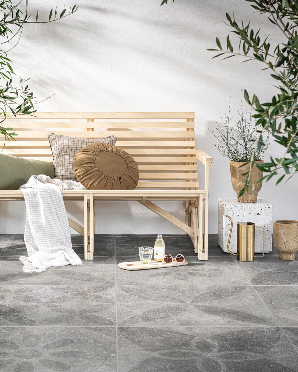 Tegels vtwonen collectie. Tuinbank Weltevree patiobench. vtwonen huiscollectie buitentegels | styling Kim van Rossenberg | fotografie Sjoerd Eickmans