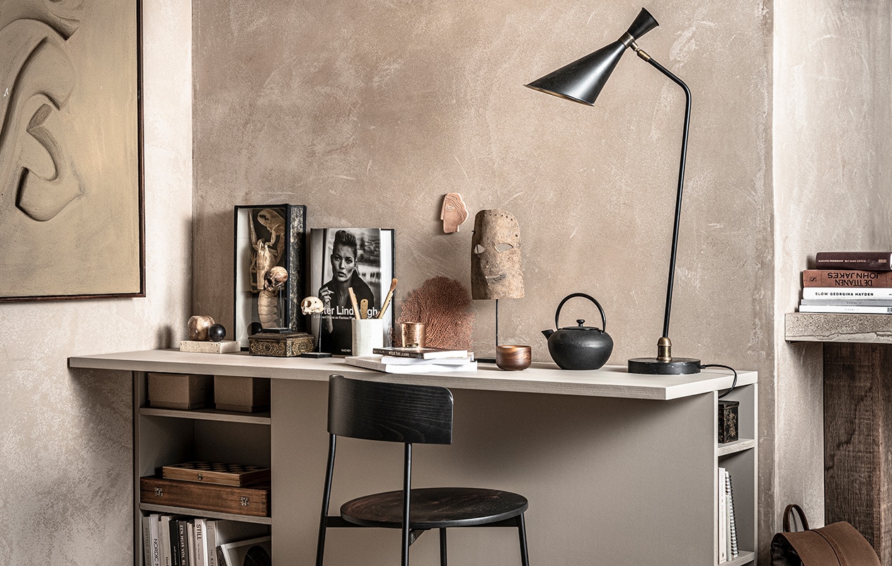 Zwarte eetkamerstoel Friday van Fest Amsterdam € 309,-, zwarte theepot van Serax € 73,-, acaciahouten theekop € 13,15, vloerkleed Raw van Hay in kleur Sand, 240×170 cm € 575,- (vtwonen.nl). Kunstwerk prijs op aanvraag (. Overig privébezit. vtwonen 02-2021 | Productie &amp; Styling Kim van Rossenberg | Uitvoering Richard van Meerveld | Fotografie Sjoerd Eickmans