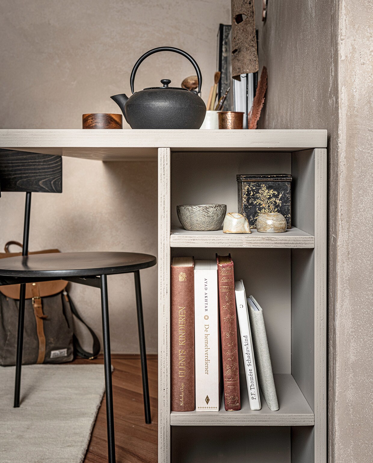 Zwarte eetkamerstoel Friday van Fest Amsterdam € 309,-, zwarte theepot van Serax € 73,-, acaciahouten theekop € 13,15, vloerkleed Raw van Hay in kleur Sand, 240×170 cm € 575,- (vtwonen.nl). Overig privébezit. vtwonen 02-2021 | Productie &amp; Styling Kim van Rossenberg | Uitvoering Richard van Meerveld | Fotografie Sjoerd Eickmans