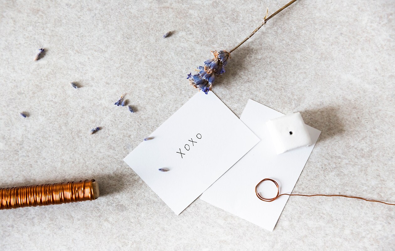 Koperdraad 0,50 mm, per 50 m € 3,25 (boerma.nl). Witte kaarten, per 100 € 14,90 (bol.com). vtwonen 02-2021 | Styling &amp; Fotografie Dorothee Dubois / The Fresh Light