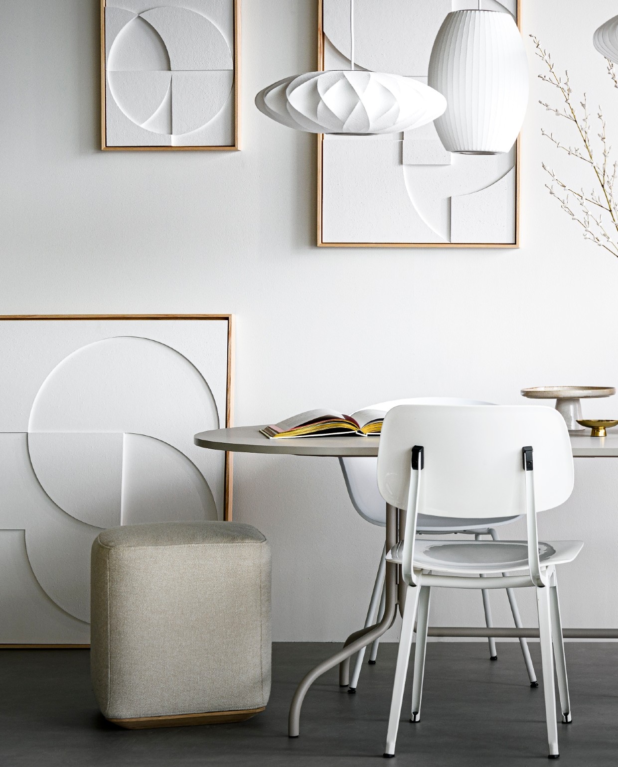 Ovale metalen eettafel Friday, 90x210x72 cm (bxlxh) € 1199,- (festamsterdam.com). Vierkante poef Otto S, in stof Hallingdal 200 en eiken basis, 40×40 cm vanaf € 350,- (studio-henk.nl). Kunststof stoel Revolt van Ahrend € 359,- (misterdesign.nl). Kunstwerken Art panel klein met houten lijst, 43×53 cm € 329,-, Art panel met houten lijst ernaast, 83×63 cm € 449,-, Art panel op grond met houten lijst, 80×100 cm € 595,- (hkliving.nl). Hanglamp Nelson Saucer Crisscross Bubble van Hay, 44,5 cm (Ø) € 540,-, hanglamp Nelson Cigar Bubble van Hay, 35,5 cm (Ø) € 495,- (vtwonen.nl) vtwonen 13-2020 | styling Kim van Rossenberg | fotografie Sjoerd Eickmans