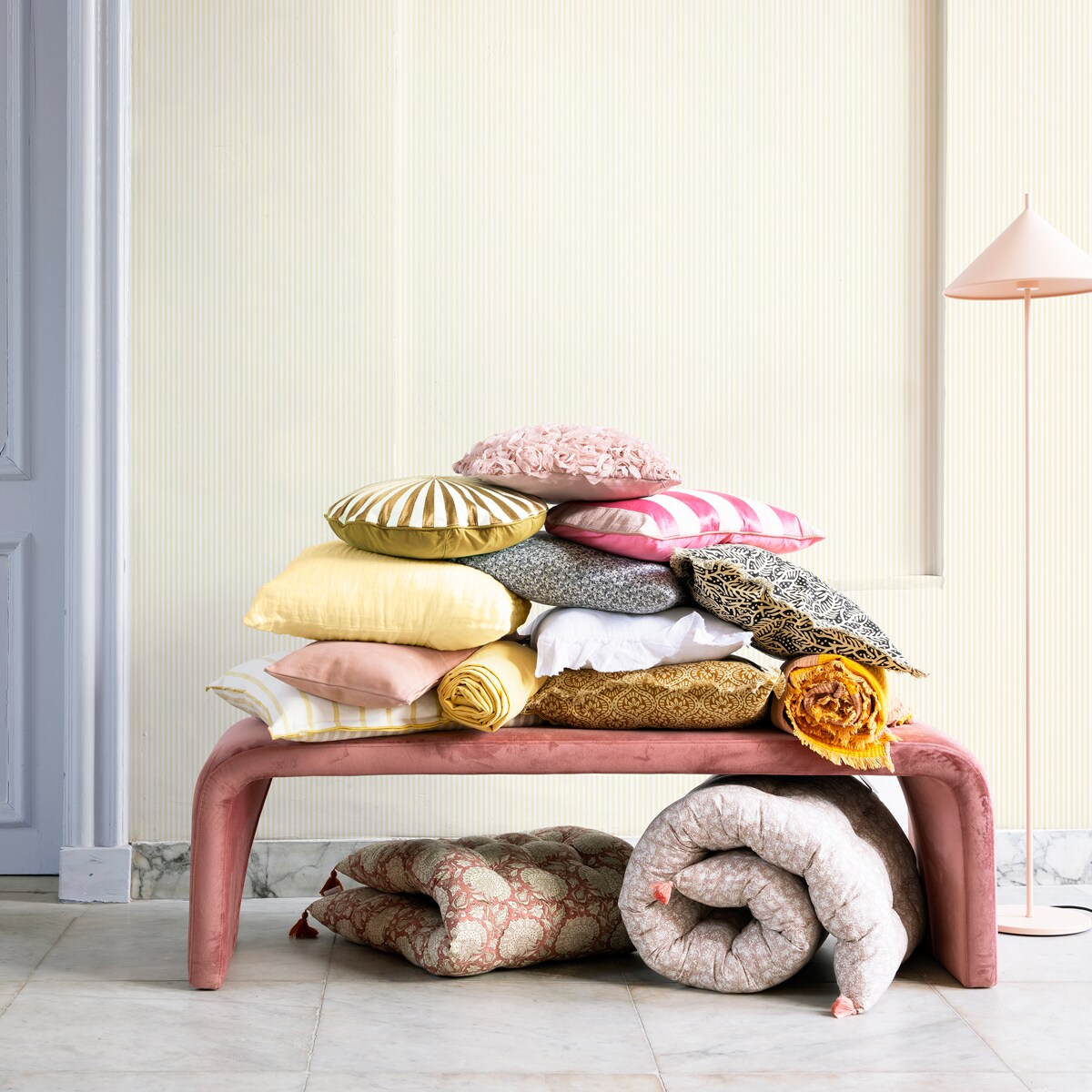 Lak op houtwerk Iets Krokus Creations Mat, vanaf € 26,49 (flexa.nl). Behang Fabian Yellow, per rol € 104,- (sandberg­wallpaper.com). Vloerlamp Triangle € 229,- (hkliving.nl). Bank € 525,- (polspotten.nl). Roze kussen met stoffen rozen € 14,99 (hm.com). Zachtgele kussenhoes van stof Brera Lino, Primrose van Designers Guild, per meter € 68,- (wva.nl). Grijs kussen met fijne bloemenprint € 7,99 (sostrenegrene.com). Donkerroze matraskussen € 65,-, lichtroze matraskussen € 95,-, goudgeel rond gestreept kussen € 95,-, langwerpig zuurstokroze gestreept kussen € 67,50 (bungalow.dk). Kussen met zwart-witte bloemenprint € 15,75, kussen met geel-witte bloemenprint € 15,95 (deens.nl). Roze suède kussen € 35,-, witte linnen kussenhoes met sierrand € 37,90 (loods5.nl). Geel-wit gestreept kussen van Designers Guild € 109,- (wva.nl). Zachtgeel plaid € 29,99 (hm.com). Roze-geel gestreepte plaid € 89,-(hayonlinewinkel.com). Overig privébezit. vtwonen 06-2020 | styling Danielle Verheul | fotografie Sjoerd Eickmans