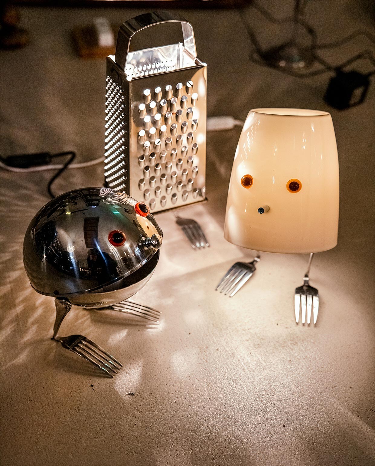 De rasplamp, gemaakt van een kaasrasp en een paar vorken, is een van Eiberts lievelingsontwerpen. ‘Het laat zien hoe je met minimale materialen iets kunt maken met een sterke identiteit. Iedereen ziet er een wezentje in, en dan heeft ie nog niet eens ogen.’ vtwonen 03-2021 | Productie en tekst Bartjan Bouman | Fotografie Ernie Enkelaar