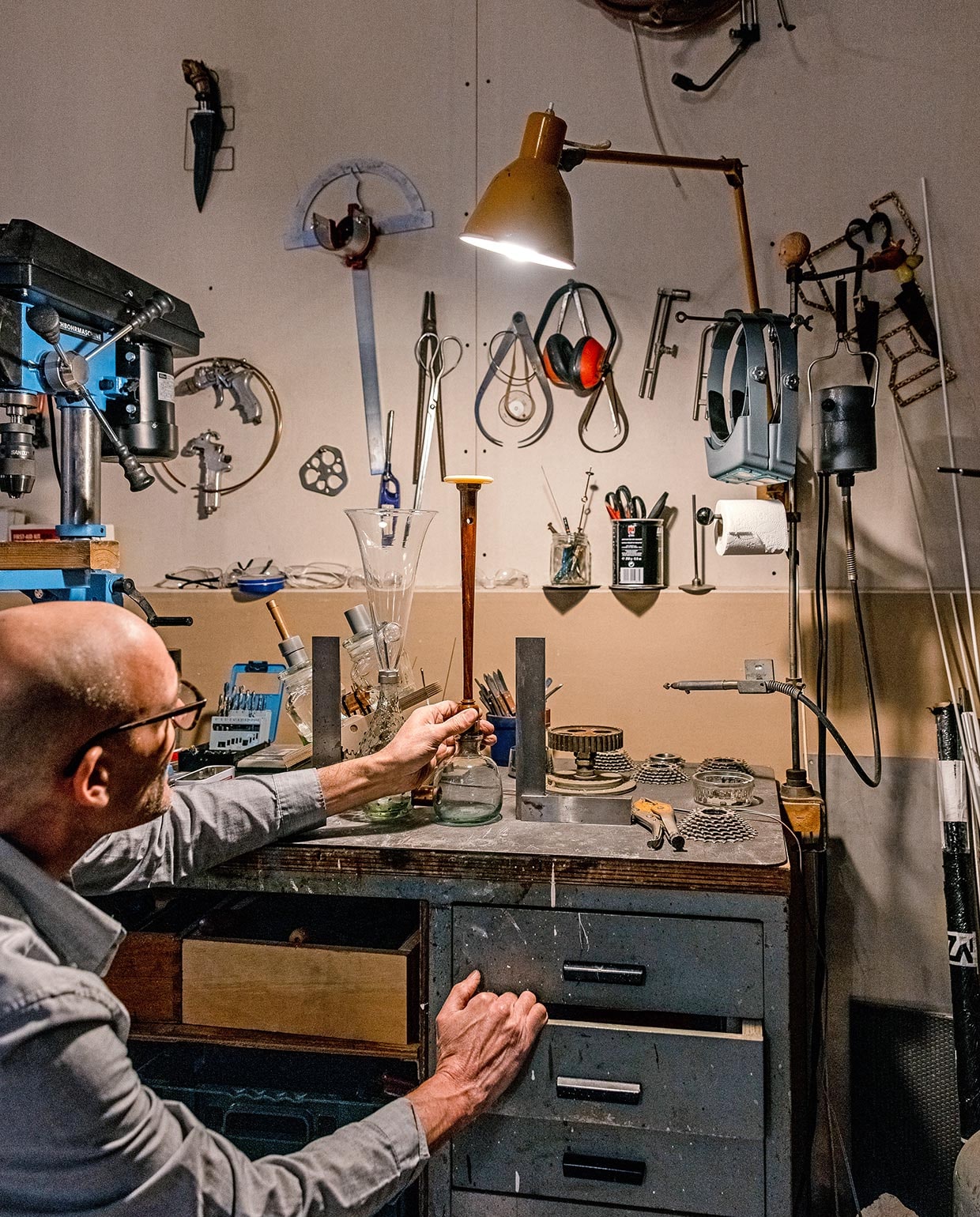 Het glasblazen gebeurt tot nu toe in Leerdam, het maken van de ledstrips en het assembleren van de Zeekomkommerlamp doet Eibert in zijn atelier. Maar binnenkort gaat zijn beroemde ontwerp in productie bij een fabrikant. ‘Als iets af is, wil ik weer wat anders maken.’ vtwonen 03-2021 | Productie en tekst Bartjan Bouman | Fotografie Ernie Enkelaar