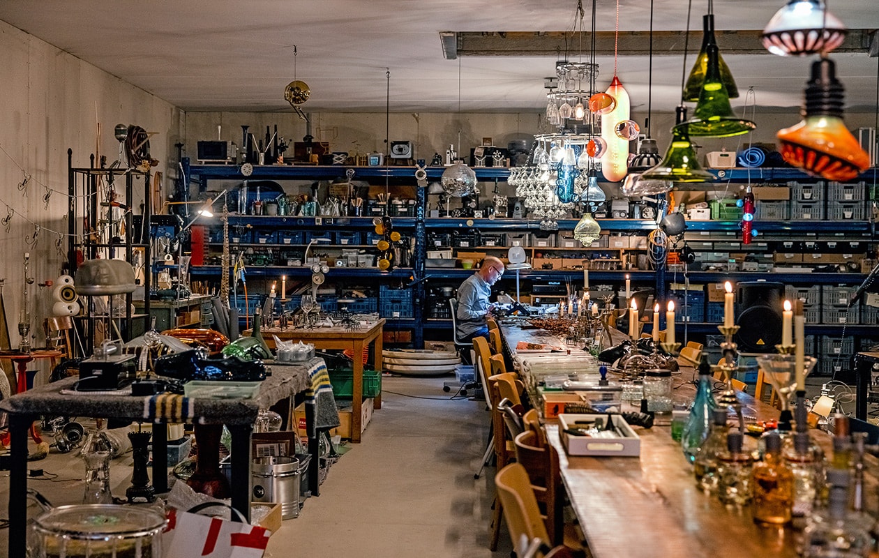 Form follows fun, want spelen is het belangrijkst voor Eibert. Maar vergis je niet: alles wat hij maakt, heeft een functie. De zachtroze glazen kwal die in een van de stellingkasten staat, blijkt een plateau met cloche: de Taartkwal. Want waarom kan een glazen voet niet op tentakels lijken? vtwonen 03-2021 | Productie en tekst Bartjan Bouman | Fotografie Ernie Enkelaar