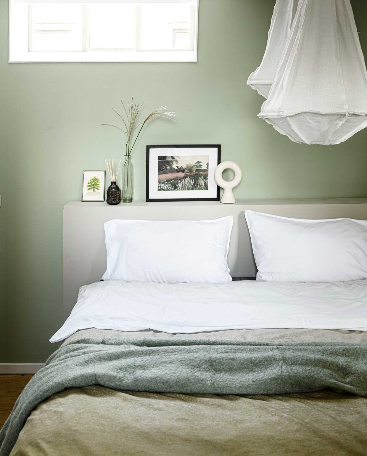 Plaid groen HKliving, 150×125 cm € 64,95, hanglamp Torch van vtwonen, 64×40 cm (hxb) € 91,50, dekbedovertrek Dip Dye van vtwonen, 200×220 cm € 89,95 (vtwonen.nl).
