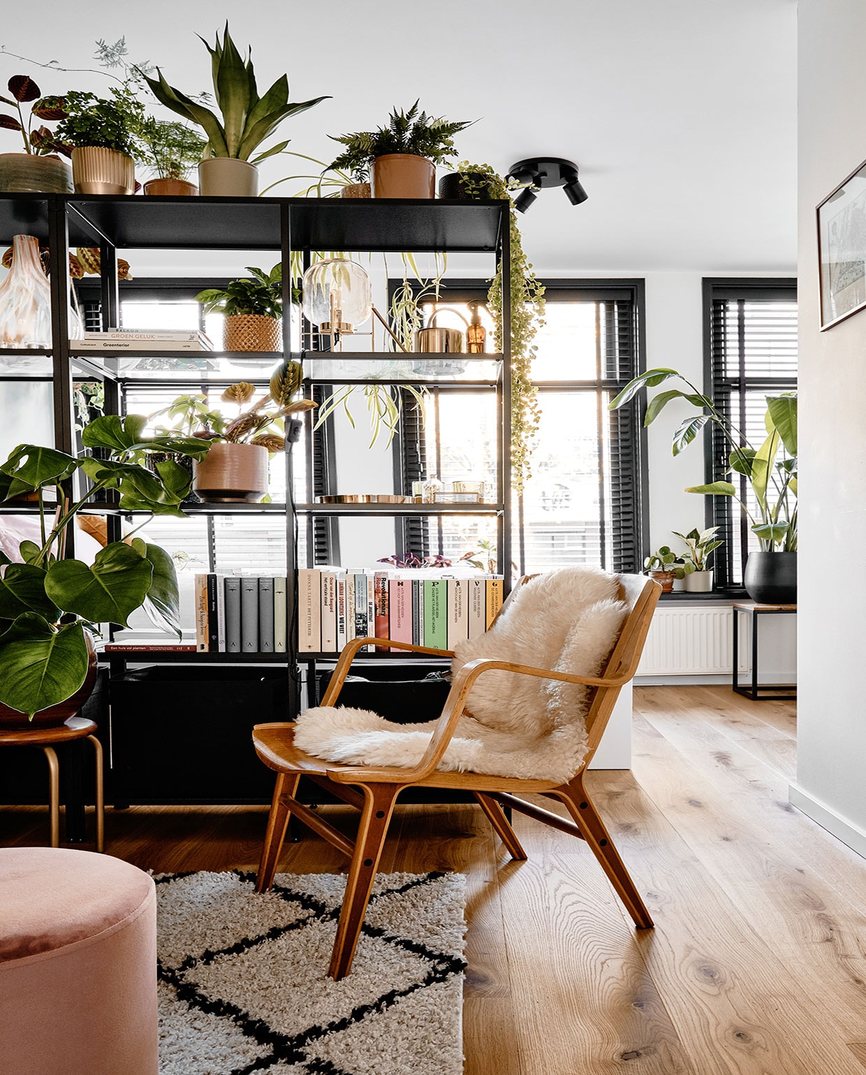 Vakkenkast Ikea, kruk KidsDepot, vloerkleed Volero, vloerlamp Made, stoel tweedehands. Vaas op kruk en bloempotten De Balkonie. Vaas in vakkenkast kringloop. vtwonen 02-2021 | productie Coco Features | fotografie Roos Oosterbroek