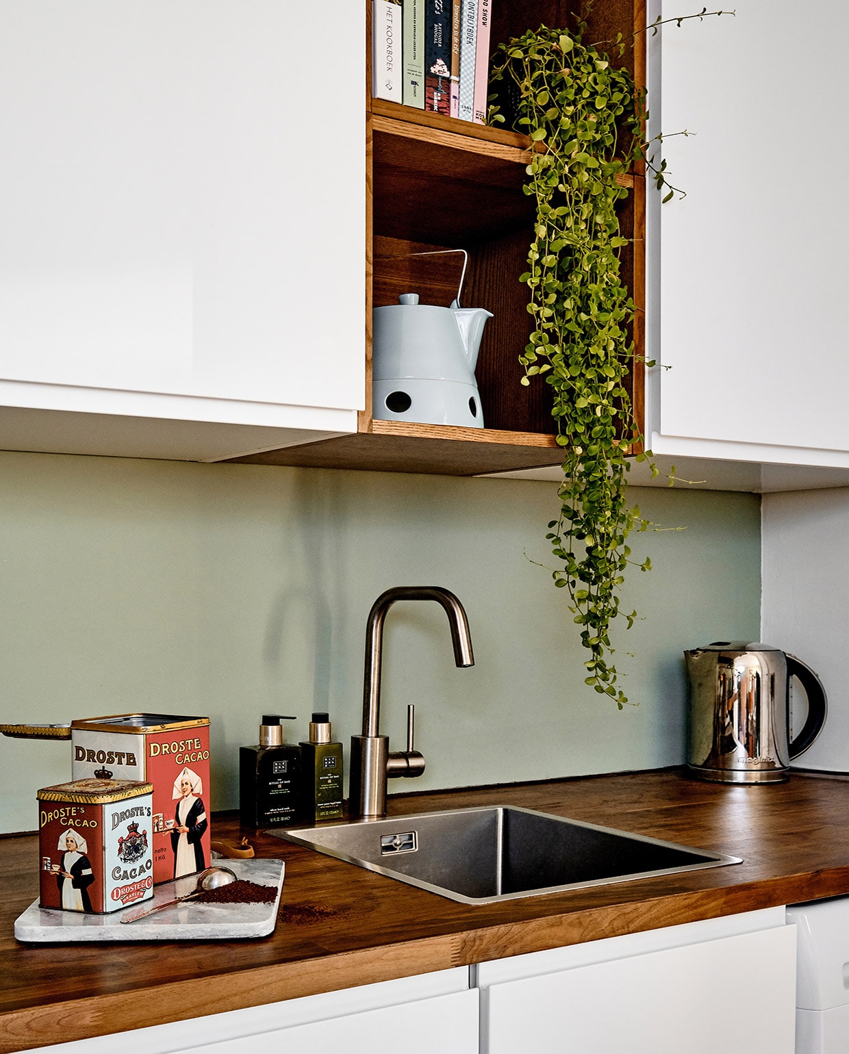 Keuken Ikea, waterkoker Fonq, zeeppompjes Rituals, theepot Arzberg, plant De Balkonie, Droste blikken kringloop. Herkomst marmeren snijplank onbekend. vtwonen 02-2021 | productie Coco Features | fotografie Roos Oosterbroek