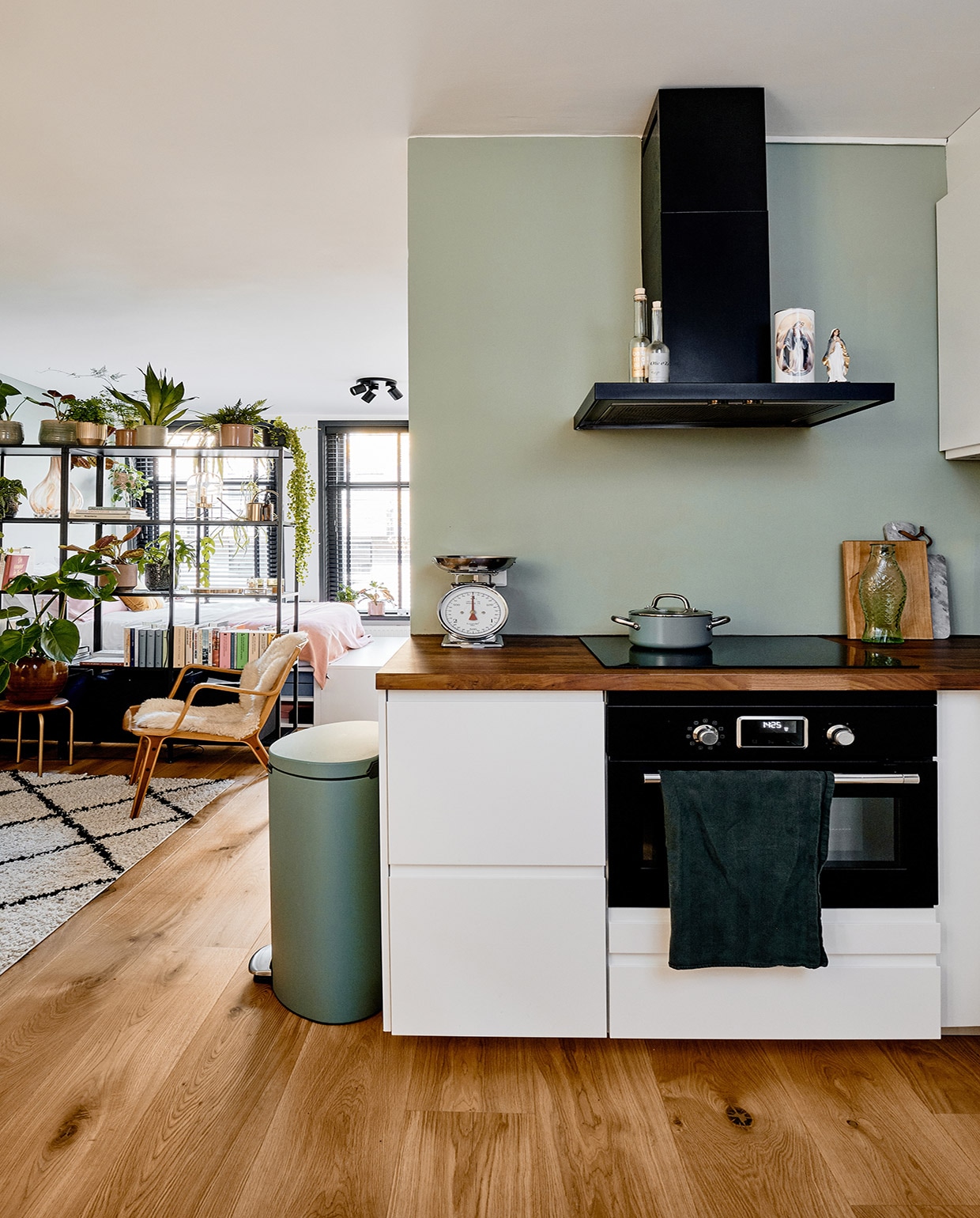 Stoel tweedehands. Plafondlamp, schapenvacht , vakkenkast en keuken Ikea. Kruk KidsDepot, vaas op kruk De Balkonie, vloerkleed Volero. Prullenbak Brabantia, weegschaal kringloop, pan De Padova. Herkomst marmeren snijplank onbekend, houten snijplank The Maker Store. Handdoek Hema, flesjes en kaars Mondo Mediterraneo. vtwonen 02-2021 | productie Coco Features | fotografie Roos Oosterbroek | tekst Cathelijne van Wingerden