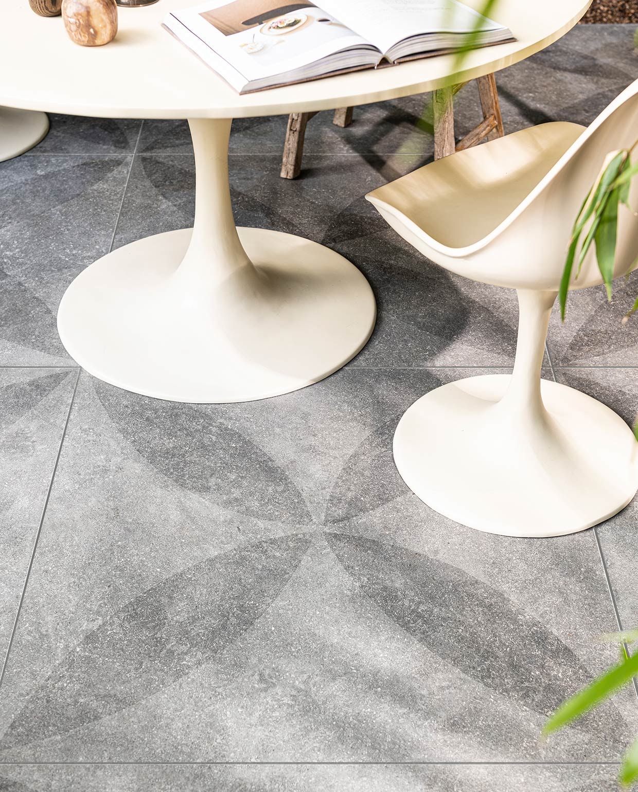 Tegel Solostone Dessin Hormigon Flower Antracite, 90x90x3 cm (lxbxh) per m² € 80,- (ook verkrijgbaar in Uni Antracite, en in , Uni Antracite, Flower Antracite, Floret Antracite, Citrus Antracite en Butterfly Antracite in 70x70x3,2 cm). M.m.v. householdhardware.nl (set polyester tafel en stoelen Light Ivory ontworpen door Atelier Enstijl), studiofeliz.be (parasolvoet en parasol). Overig privébezit. vtwonen 03-2021 | Productie Tanja Saarberg | Styling Kim van Rossenberg | Fotografie Sjoerd Eickmans