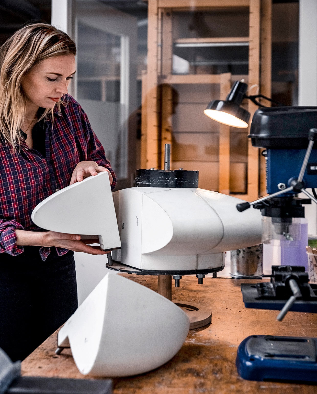 De puzzelstukjes van de mal bestaan uit een kern van foam met een polyester huid. ‘Net als een surfplank’, zegt Søren. ‘Daardoor is hij licht van gewicht en kan één persoon hem verplaatsen.’ vtwonen 01-2021 | Fotografie Ernie Enkelaar | Tekst Bartjan Bouman