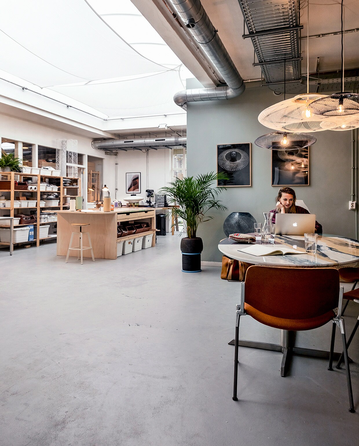 ‘We staan bekend als lichtontwerpers, maar dat is niet wie wij zijn. Ons gaat het om het materiaal en de techniek. Zo zijn we nu bezig met het ontwikkelen van een bankje van plywood. Het is een heel mooi designobject: in principe functioneel, maar vaak ook niet. De technologie achter ‘moulded plywood’ is net zo fascinerend als werken met een robot.’ vtwonen 01-2021 | Fotografie Ernie Enkelaar | Tekst Bartjan Bouman