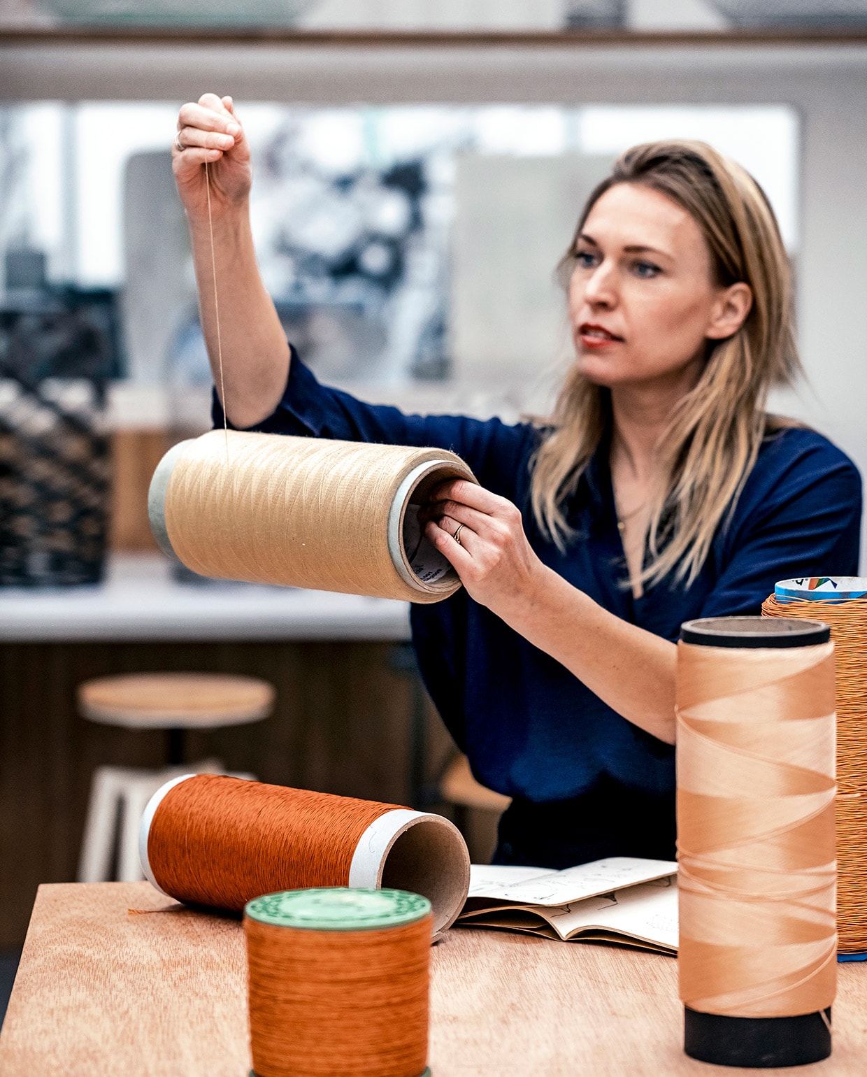 ‘Wij proberen continu nieuwe vezels uit, van carbon- tot glasvezel. Het materiaal bepaalt de sterkte en stijfheid. Afhankelijk van wat we willen bereiken, kiezen we de vezel. Sommige lampen kun je zelfs indrukken waarna ze in de oorspronkelijke vorm terugspringen.’ vtwonen 01-2021 | Fotografie Ernie Enkelaar | Tekst Bartjan Bouman