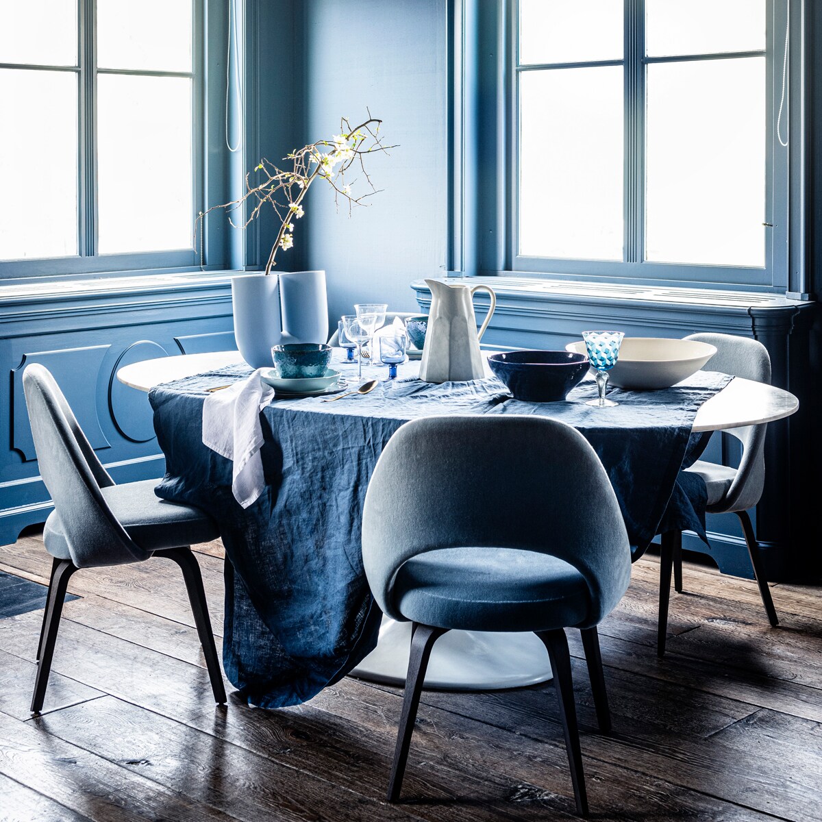Velours stoel vanaf € 1200,- (edha-interieur.nl). Marmeren eettafel, prijs op aanvraag, marmeren schouw Lodewijk XIV € 15.125,-, 18e-eeuwse houten vloer, per m² € 168,19 (pietjonker.nl). Tafelkleed 145×250 cm € 39,99, servet per 2 € 9,99, transparant wijnglas € 7,99 (hm.com). Witte schaal, prijs op aanvraag, boeken op schouw € 12,- (badenbaden.nl). Blauwe schaal € 35,99, kan € 35,99 (zarahome.com). Blauw glas met print, set van 6 € 129,- (polspotten.nl). Gordijnstof 295 cm breed, per meter € 103,- (wva.nl). Onderbord van Leonardo, Ø 27 cm € 12,95, bord van Leonardo, Ø 23 cm € 9,95, kom van Leonardo, Ø 15 cm € 9,95, gouden bestekset van Amefa, 24-delig € 57,95 (vtwonen.nl). Vaas van Muuto € 179,-(homestede.nl). Blauw wijnglas € 8,95 (loods5.nl). Takken en bloemen prijs op aanvraag (greenlifestylestore.nl). Overig privébezit. vtwonen 07-2020 | styling Liza Wassenaar | fotografie Sjoerd Eickmans