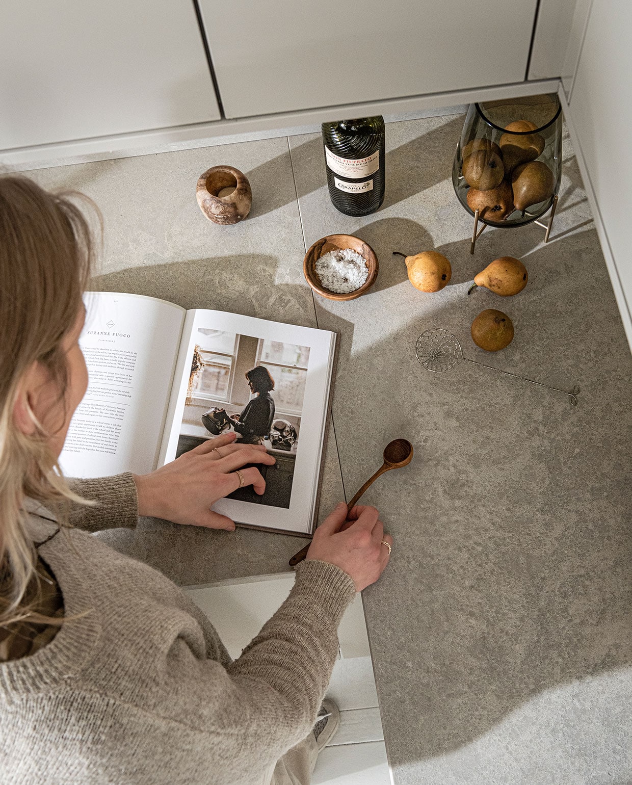 M.m.v: flinders.nl (vaas van gerookt glas op messing pootjes van Menu), dille-kamille.nl (Chinees fonduenetje). Overig privébezit. vtwonen 03-2021 | Productie Tanja Saarberg | Styling Kim van Rossenberg | Fotografie Sjoerd Eickmans