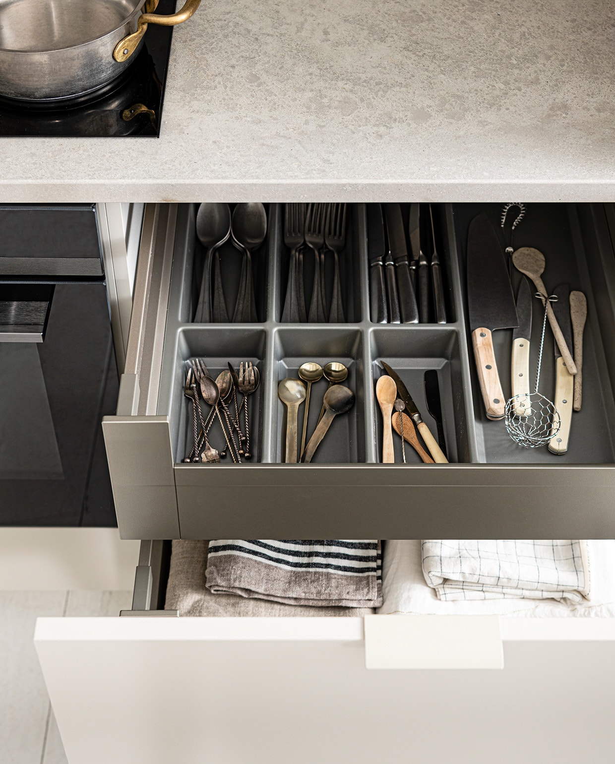 Keuken Basic Greige vtwonen collectie. M.m.v. vtwonen.nl (pan Sambonet), serax.com (bestek en messen met houten handvat). Overig privébezit. vtwonen 03-2021 | productie Tanja Saarberg | styling Kim van Rossenberg | fotografie Sjoerd Eickmans