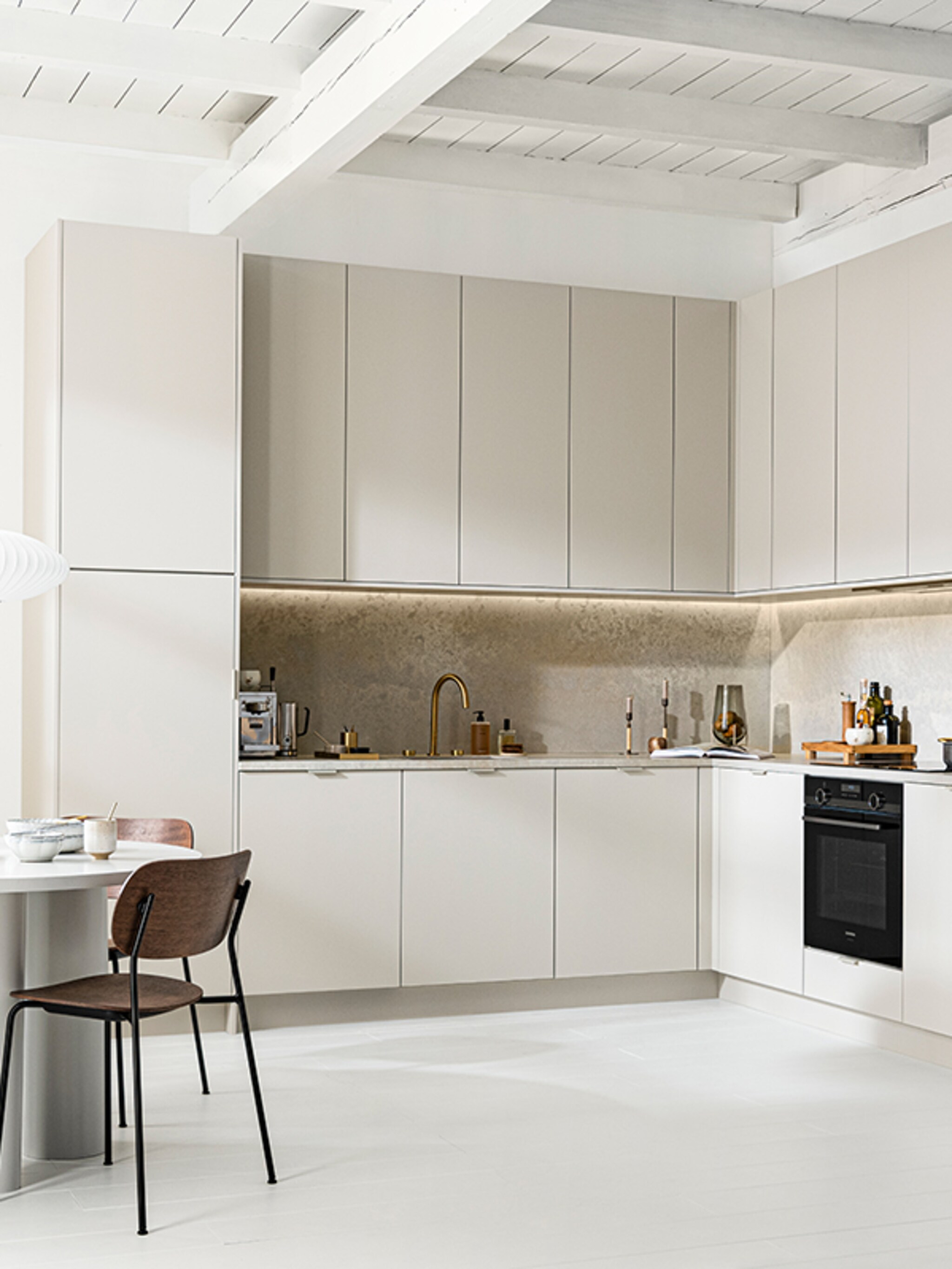 op zoek naar een lichte keuken ontdek de vtwonen keuken basic greige