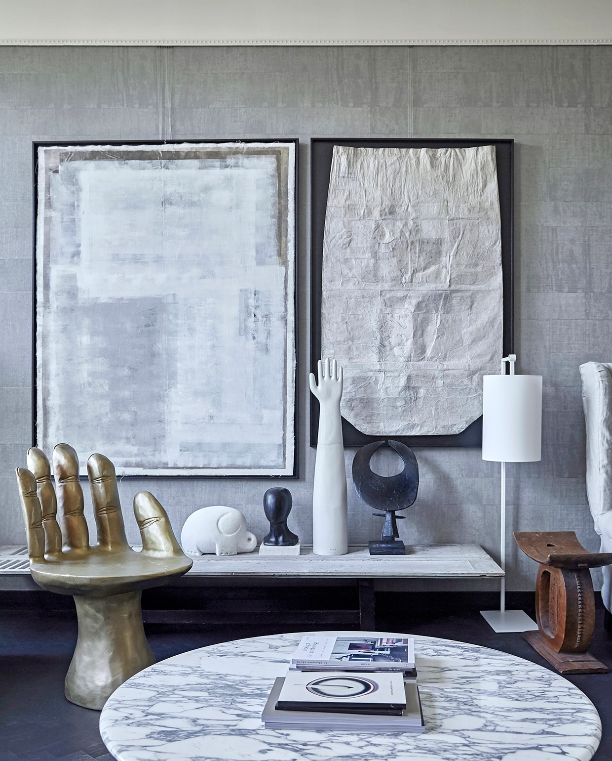 Behang Atelier d’Artiste Elitis via Loggere Wilpower. Gouden stoel/hand Pols Potten, stalamp Serge Mouille. Tafel antiek luik met los vintage onderstel. Witte olifant en witte hand vintage via it Flinkeboskje, overige vintage accessoires en Japanse vintage rijstzak in zwarte baklijst via Nrdrhvn91. Zwart Object Ming Stylemeister. Schilderij Laura de Wilde. Tafel op voorgrond Knoll. vtwonen 02-2021 | fotografie Tjitske van Leeuwen | styling Marianne Luning