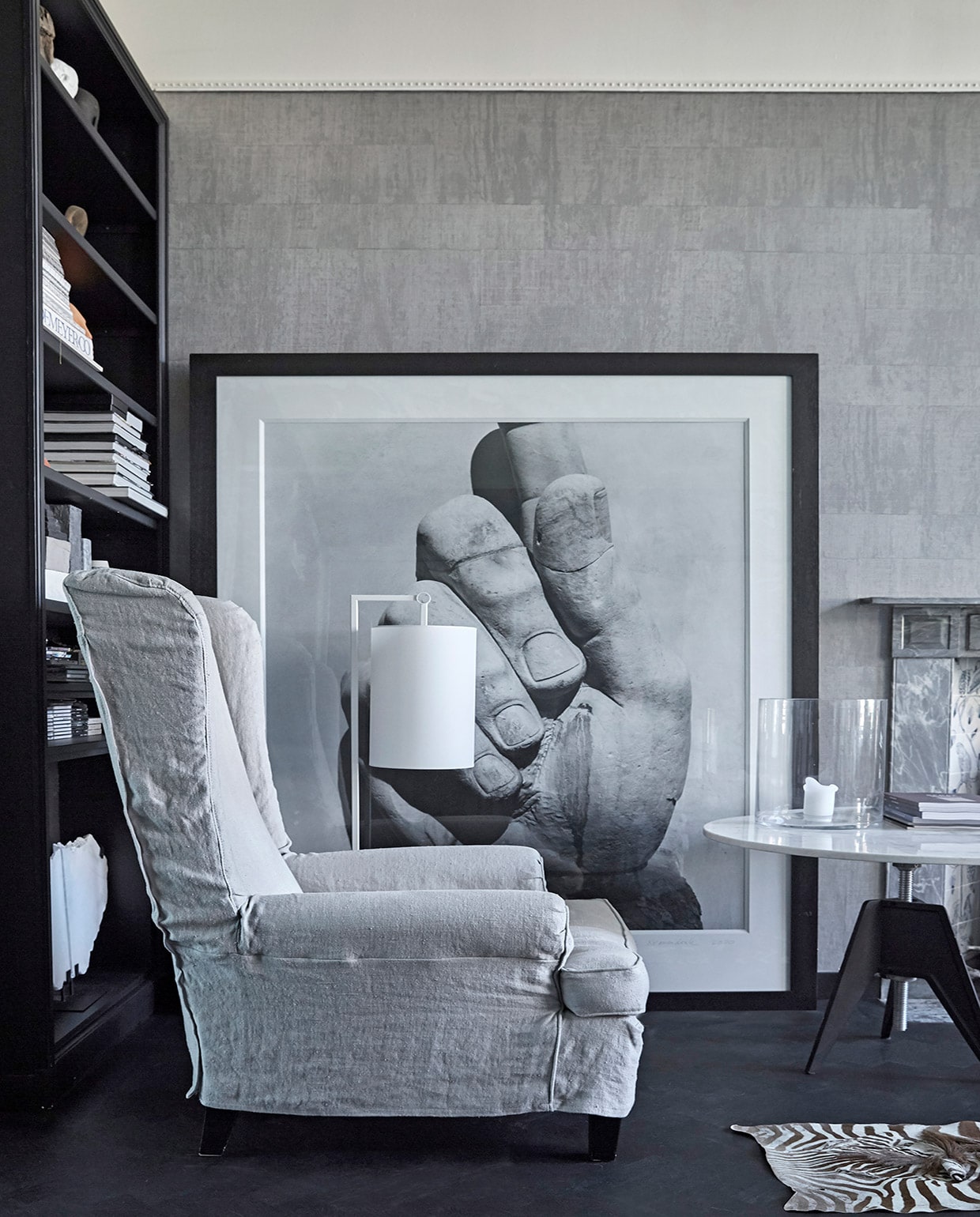 Ingebouwde boekenkasten geverfd in RAL 9004. De originele visgraatvloer is zwart geolied. Fauteuil Wingchair via Marie’s Corner. Lamp Serge Mouille. Marmeren tafel Tom Dixon. Marmeren schouw originele Rococo-schouw. Kunstwerk Sigurd Kranendonk, vintage zebrahuid Nrdrhvn91. vtwonen 02-2021 | fotografie Tjitske van Leeuwen | styling Marianne Luning