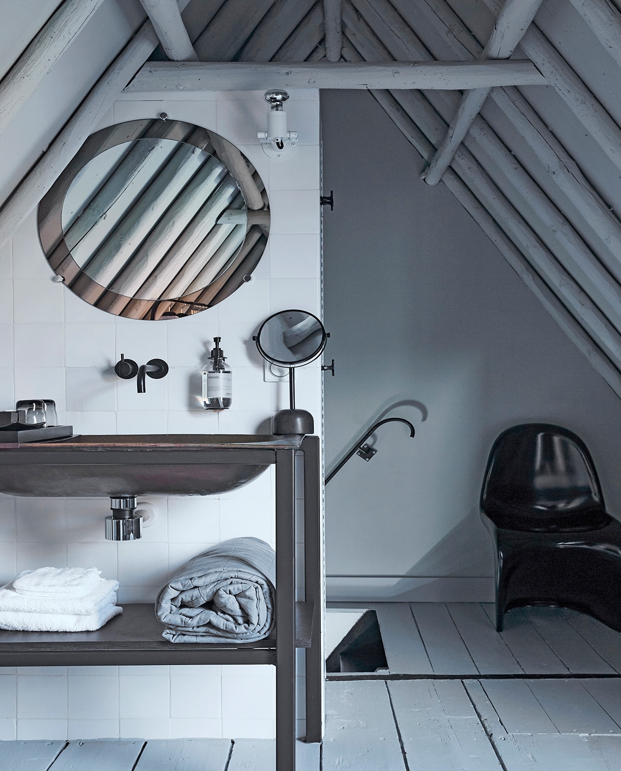 Roodkoperen oude kaasbak vintage, zelf industrieel onderstel onder geplaatst. Kraan Vola, ronde spiegel boven wasbak vintage. Grijze plaid Zara Home. Losse spiegel Baden Baden Interior. Stoel Verner Panton van Vitra, Verlichting Modular via BigBrands. vtwonen 02-2021 | fotografie Tjitske van Leeuwen | styling Marianne Luning
