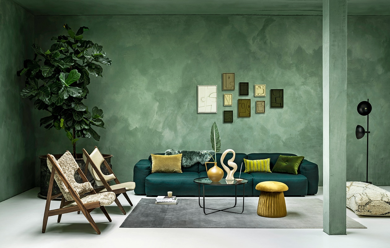 Wollen elementenbank van Hay, 74,6×95,5 cm (dxb), per element vanaf € 2129,-, schapenvacht € 69,- (eijerkamp.nl). Vloerkleed 200×300 cm, per m2, € 900,-, leren Knitting stoel van Menu vanaf € 2595,- (kasstoor.nl). Schapenwollen Knitting stoel van Menu vanaf € 2595,- (). Salontafel van glas en staal van Bloomingville € 269,-, velours poef van Bloomingville € 111,20, mosgroen velours kussen van Hay € 79,-, vaas van HKliving € 99,90, wit object van Bloomingville € 34,20 (vtwonen.nl). Berber zitpoef € 319,- (elramlahamra.nl). Metalen vloerlamp Handvark € 585,- (goeds.nl). Kunst aan de muur van Edith Beurskens vanaf € 130,- (). Okergeel velours kussen € 29,95, gestreept velours kussen € 32,95, zandkleurige beker € 6,- (hkliving.nl). Waxinelichthouder € 39,-, wierook € 20,- (sukha.nl). Kalkverf Lagune, per liter € 48,- (cartecolori-dialma.nl). Overig privébezit. vtwonen 01-2021 | styling Marianne Luning | fotografie Stan Koolen