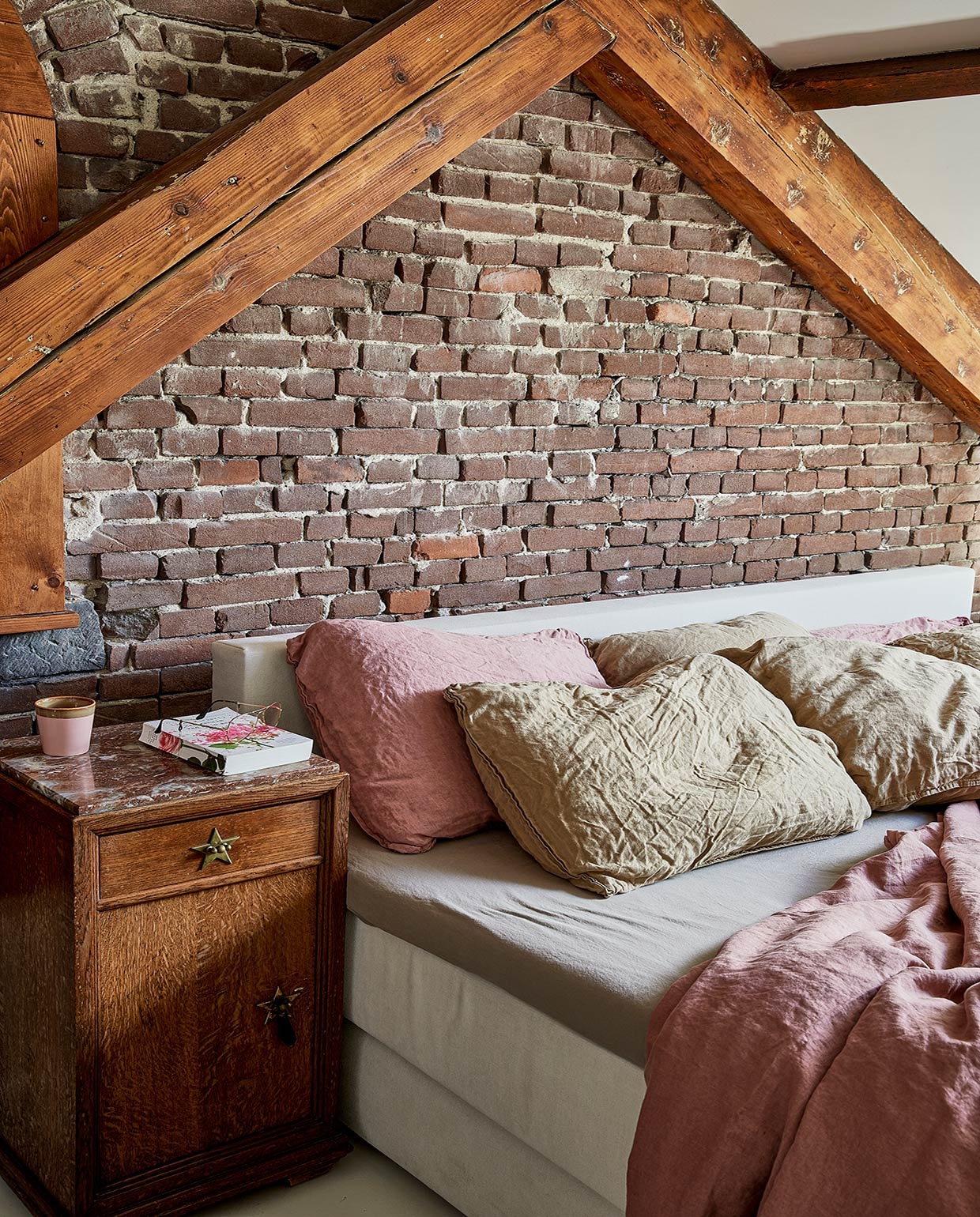 Nachtkastje Van Dijk &amp; Ko. Beddengoed H&amp;M Home. Beker HKliving. vtwonen 02-2021 | productie Coco Features | styling Emmy van Dantzig | fotografie Peggy Janssen