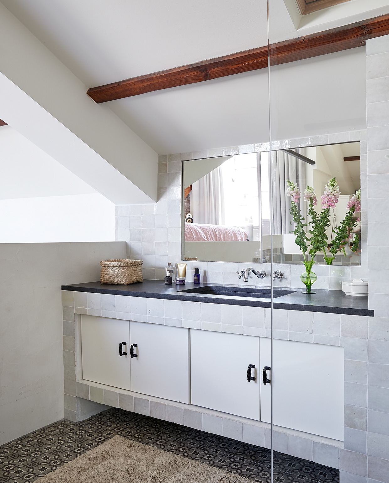 Badkamertegels Zelliges van Emery &amp; Cie. Badmeubel zelfgemaakt. Vaas gekregen. Porseleinen pot en rieten mand H&amp;M Home. Vloer Floorz. vtwonen 02-2021 | productie Coco Features | styling Emmy van Dantzig | fotografie Peggy Janssen